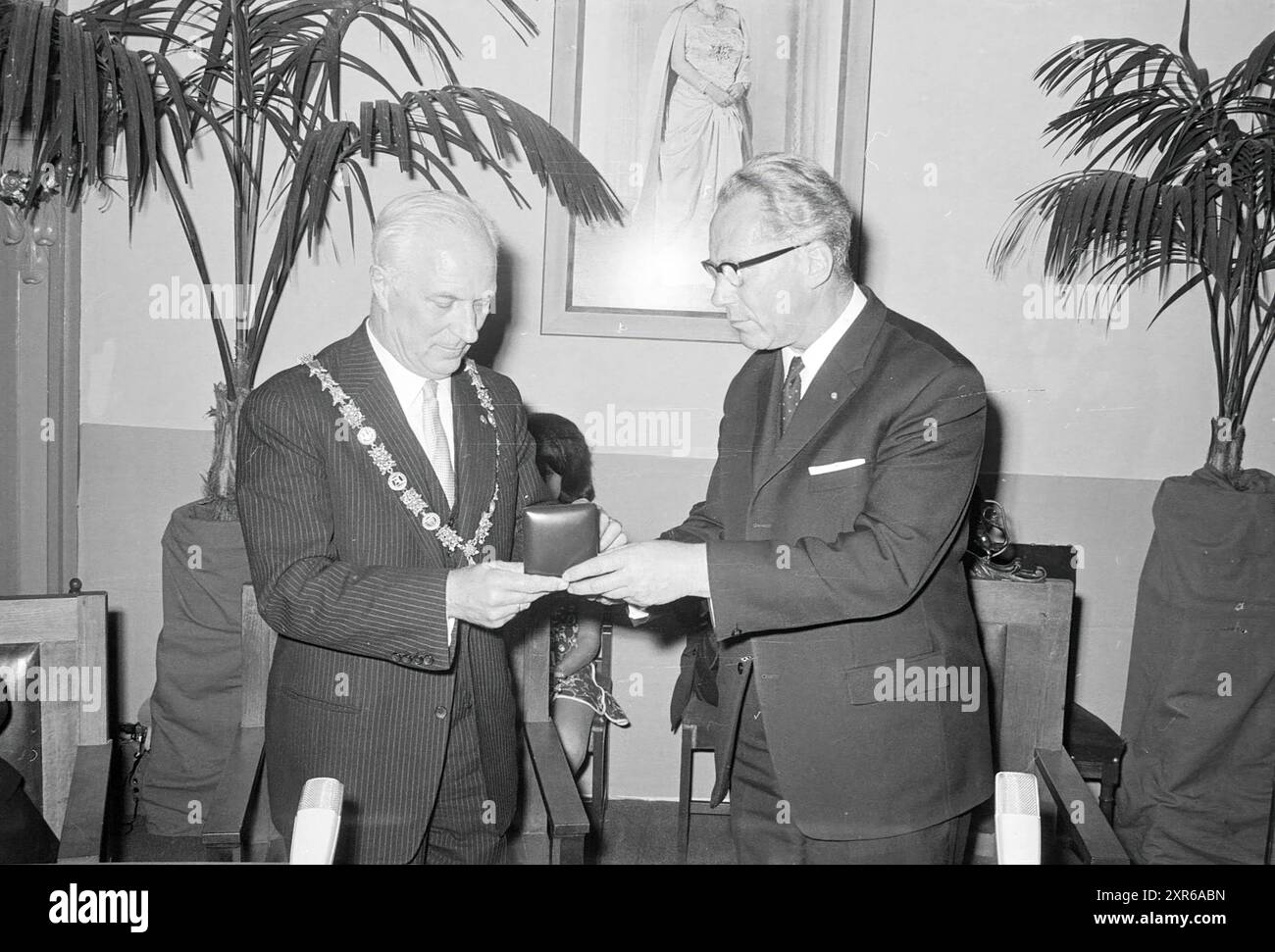 Abschiedsbürgermeister Oscar Cremers of Haarlem (war dort seit 1947 Bürgermeister), Haarlem, Niederlande, 27-05-1969, Whizgle Dutch News: Historische Bilder zugeschnitten auf die Zukunft. Erkunden Sie die Vergangenheit der Niederlande mit modernen Perspektiven durch Bilder von niederländischen Agenturen. Verbinden der Ereignisse von gestern mit den Erkenntnissen von morgen. Begeben Sie sich auf eine zeitlose Reise mit Geschichten, die unsere Zukunft prägen. Stockfoto