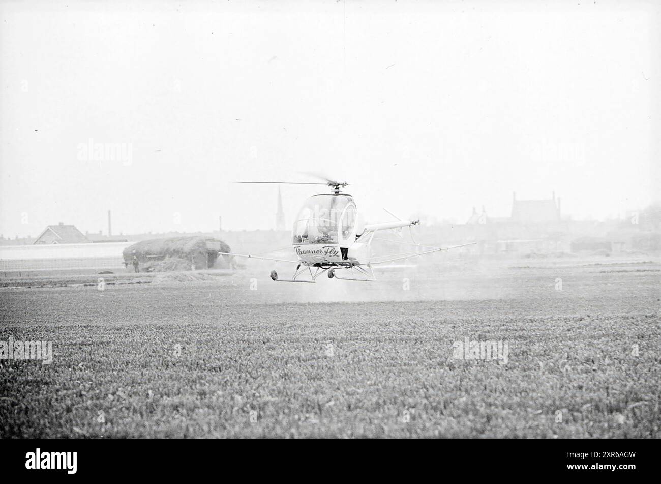 Wasser auf einem Feld mit einem Hubschrauber., Whizgle Dutch News: Historische Bilder für die Zukunft. Erkunden Sie die Vergangenheit der Niederlande mit modernen Perspektiven durch Bilder von niederländischen Agenturen. Verbinden der Ereignisse von gestern mit den Erkenntnissen von morgen. Begeben Sie sich auf eine zeitlose Reise mit Geschichten, die unsere Zukunft prägen. Stockfoto