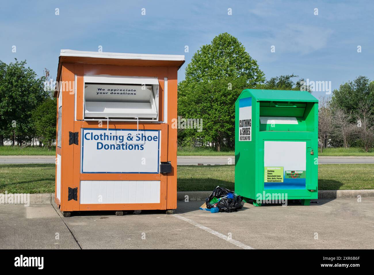 Kleidung Schuh Spende Pods Mülltonnen Wohltätigkeitsorganisation Wiederverwendung Spenden Spenden. Stockfoto