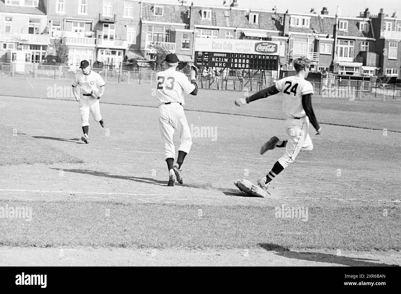 H.H.C.-H.C.T.I.W., Baseball, 17-07-1965, Whizgle Dutch News: Historical Images Tailored for the Future. Erkunden Sie die Vergangenheit der Niederlande mit modernen Perspektiven durch Bilder von niederländischen Agenturen. Verbinden der Ereignisse von gestern mit den Erkenntnissen von morgen. Begeben Sie sich auf eine zeitlose Reise mit Geschichten, die unsere Zukunft prägen. Stockfoto