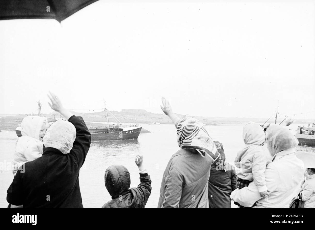 Abflug Fishing Fleet, IJmuiden, Schiffe, 22-05-1967, Whizgle Dutch News: Historische Bilder für die Zukunft. Erkunden Sie die Vergangenheit der Niederlande mit modernen Perspektiven durch Bilder von niederländischen Agenturen. Verbinden der Ereignisse von gestern mit den Erkenntnissen von morgen. Begeben Sie sich auf eine zeitlose Reise mit Geschichten, die unsere Zukunft prägen. Stockfoto