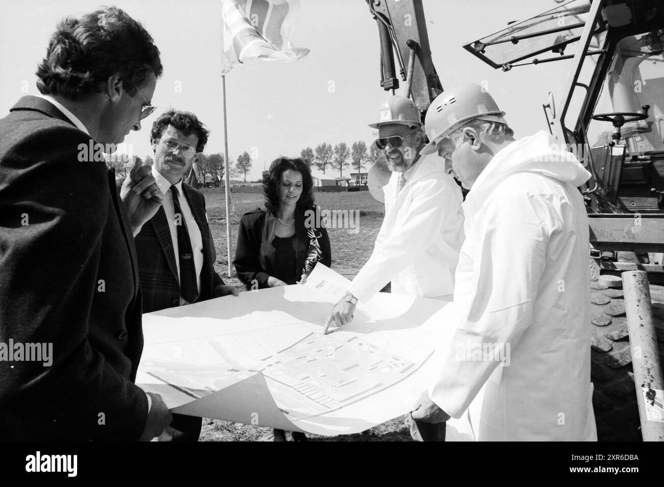 Erster Spatenstich für die 2. Phase des Golfplatzbaus von van Dulst, Eerste Steen, 08-05-1987, Whizgle Dutch News: Historische Bilder zugeschnitten auf die Zukunft. Erkunden Sie die Vergangenheit der Niederlande mit modernen Perspektiven durch Bilder von niederländischen Agenturen. Verbinden der Ereignisse von gestern mit den Erkenntnissen von morgen. Begeben Sie sich auf eine zeitlose Reise mit Geschichten, die unsere Zukunft prägen. Stockfoto
