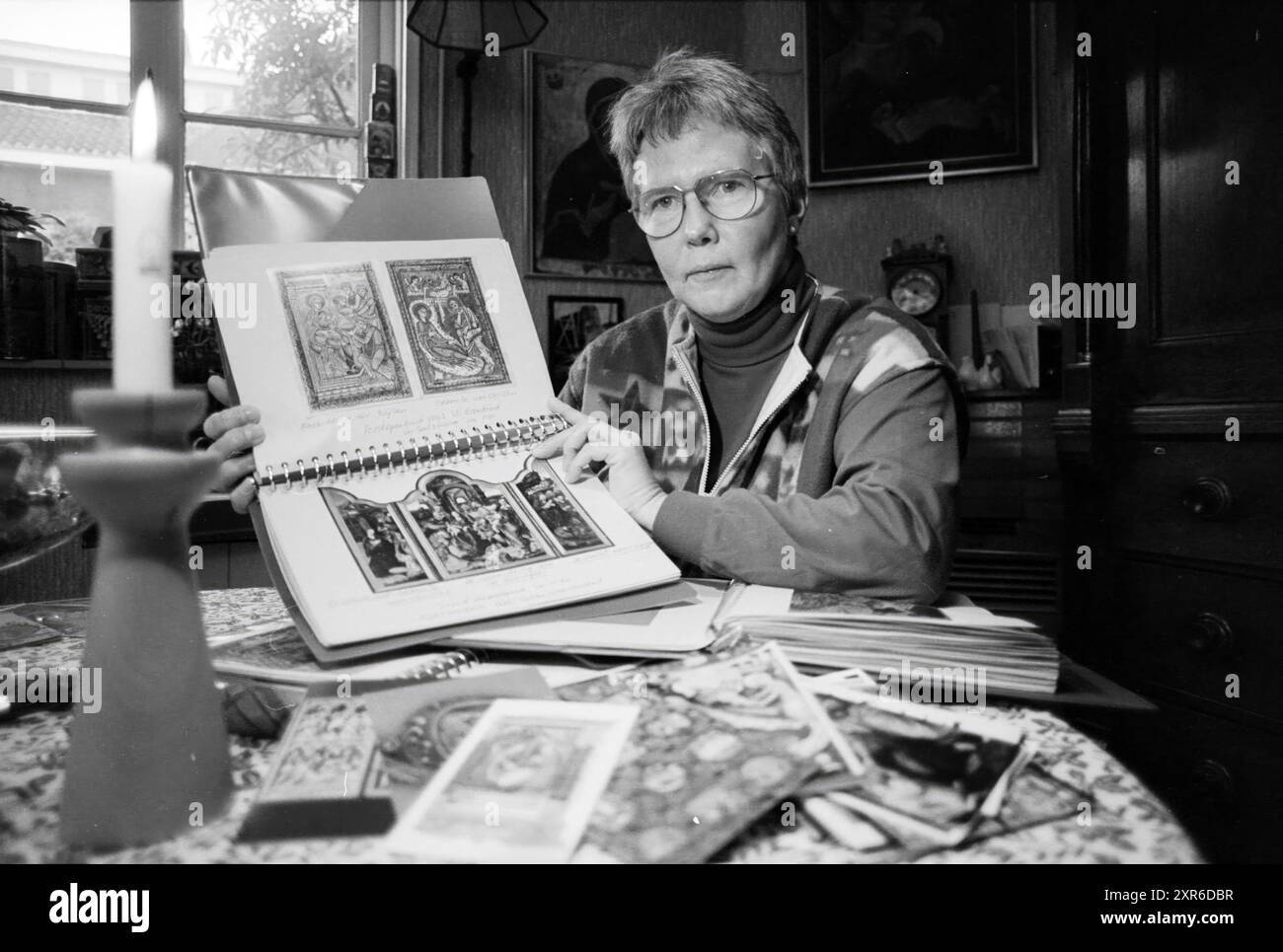Frau Kommissarin. Van EE, Weihnachtskartensammlung, 18. 12. 1995, Whizgle Dutch News: Historical Images Tailored for the Future. Erkunden Sie die Vergangenheit der Niederlande mit modernen Perspektiven durch Bilder von niederländischen Agenturen. Verbinden der Ereignisse von gestern mit den Erkenntnissen von morgen. Begeben Sie sich auf eine zeitlose Reise mit Geschichten, die unsere Zukunft prägen. Stockfoto