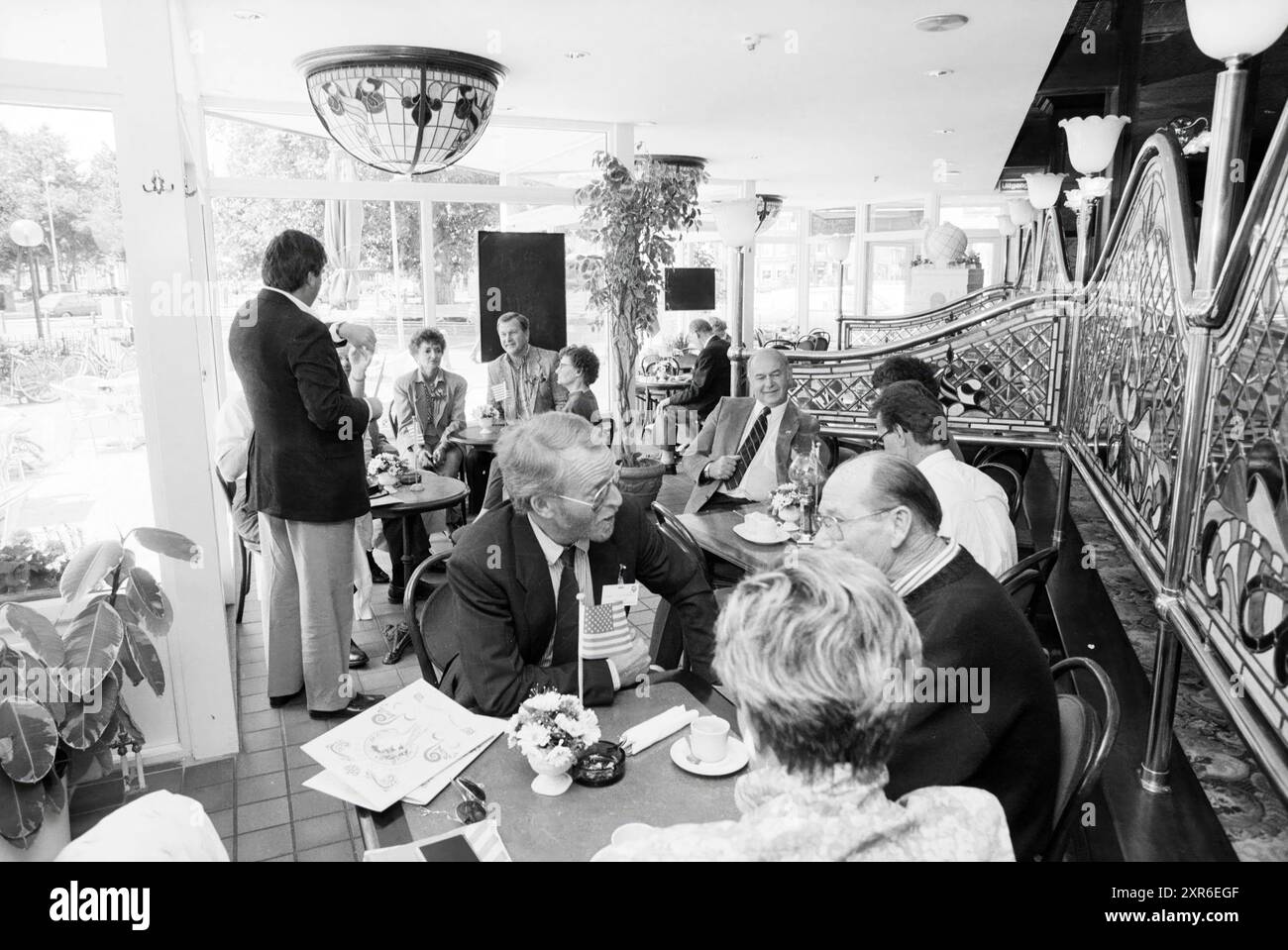 Ankunft einer Gruppe von Amerikanern im Carlton Hotel auf dem Baan in Haarlem [sieht für mich nicht wie ein Karren-Team aus], Haarlem, Baan, Niederlande, 23.06.1990, Whizgle Dutch News: historische Bilder für die Zukunft. Erkunden Sie die Vergangenheit der Niederlande mit modernen Perspektiven durch Bilder von niederländischen Agenturen. Verbinden der Ereignisse von gestern mit den Erkenntnissen von morgen. Begeben Sie sich auf eine zeitlose Reise mit Geschichten, die unsere Zukunft prägen. Stockfoto