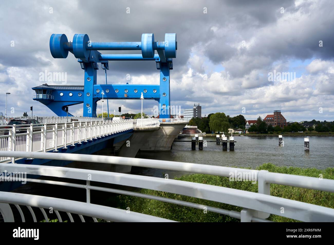 Wolgast, 17. Juli 2024: Blick auf die Gewichte der großen blauen Aufzugbrücke bei Wolgast über den Peenestrom Stockfoto