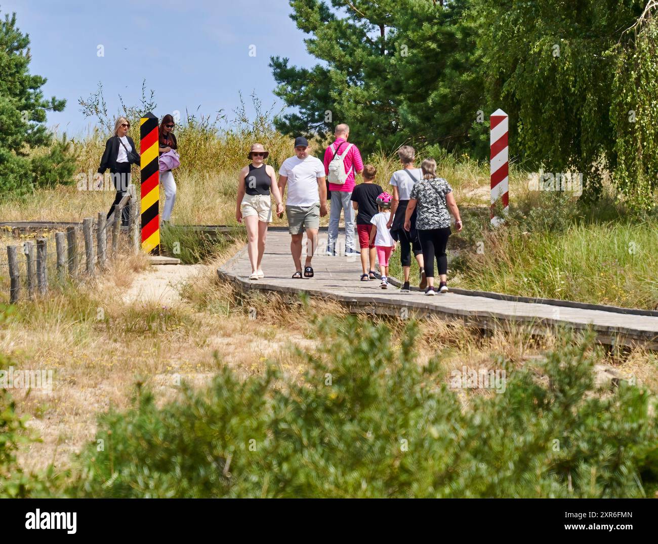 Swinemünde, Deutschland 25. Juli 2024: Fußgänger überqueren die Grenze zwischen Polen und Deutschland auf einem Holzsteg Stockfoto