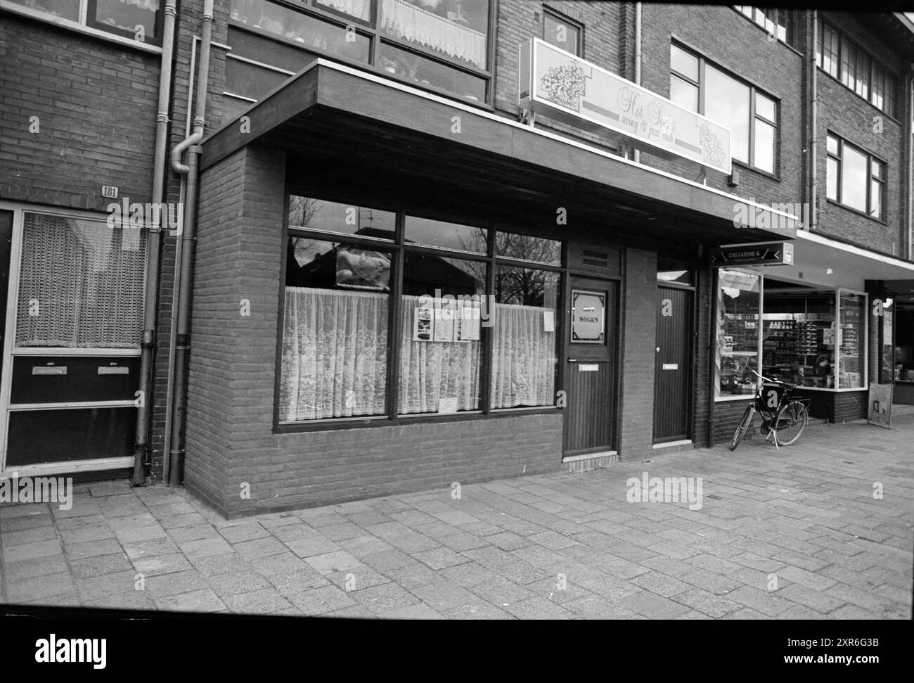 Außenansicht des Swing- und Jazzclubs Hot Socks, Velsen, 00-00-1982, Whizgle Dutch News: Historische Bilder für die Zukunft. Erkunden Sie die Vergangenheit der Niederlande mit modernen Perspektiven durch Bilder von niederländischen Agenturen. Verbinden der Ereignisse von gestern mit den Erkenntnissen von morgen. Begeben Sie sich auf eine zeitlose Reise mit Geschichten, die unsere Zukunft prägen. Stockfoto