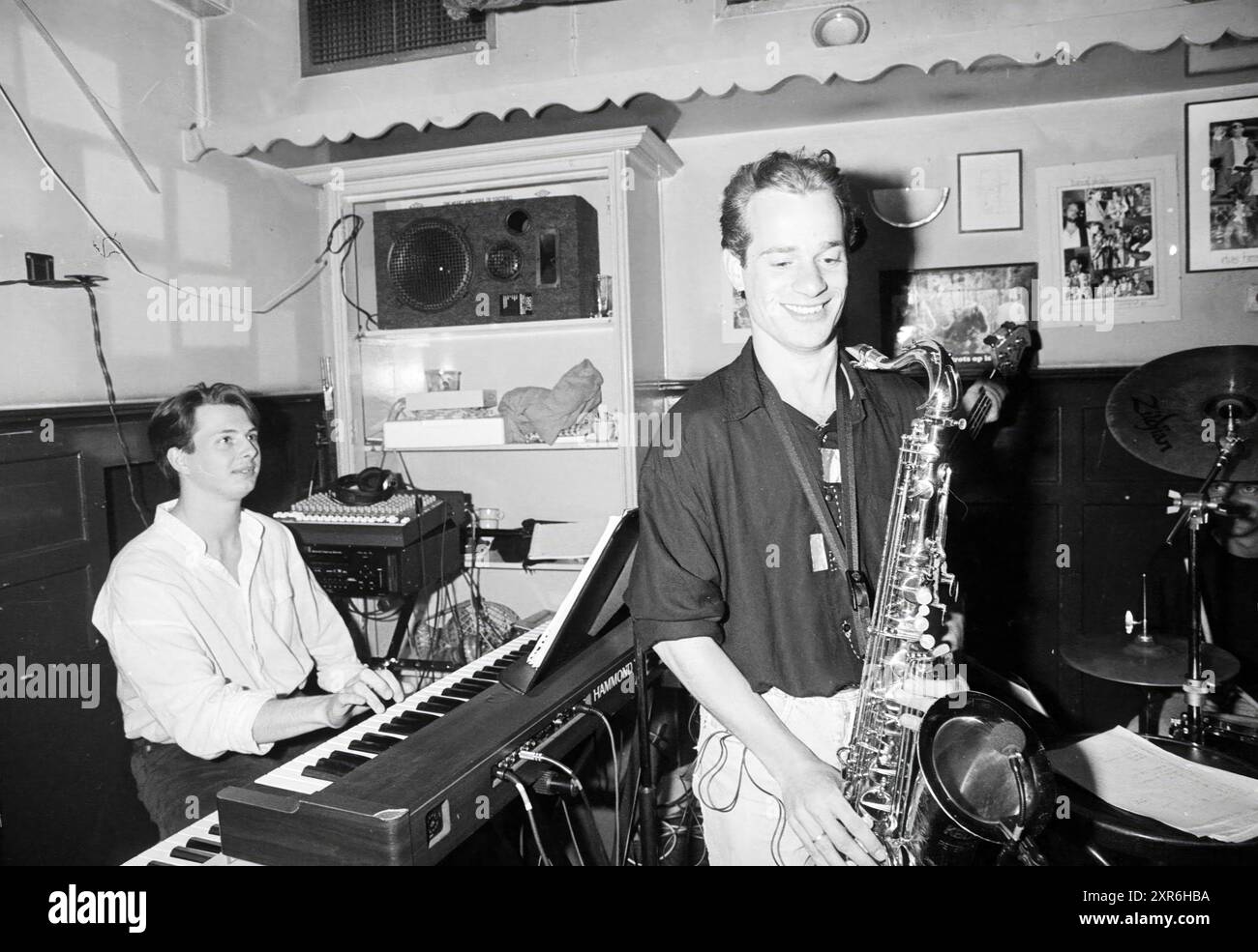 Themenabend „Sie können das heute auf der Bühne machen“ in Taverna Imperial, Korte Veerstraat 3, Haarlem, Korte Veerstraat, Niederlande, 12-05-1995, Whizgle Dutch News: Historical Images Tailored for the Future. Erkunden Sie die Vergangenheit der Niederlande mit modernen Perspektiven durch Bilder von niederländischen Agenturen. Verbinden der Ereignisse von gestern mit den Erkenntnissen von morgen. Begeben Sie sich auf eine zeitlose Reise mit Geschichten, die unsere Zukunft prägen. Stockfoto