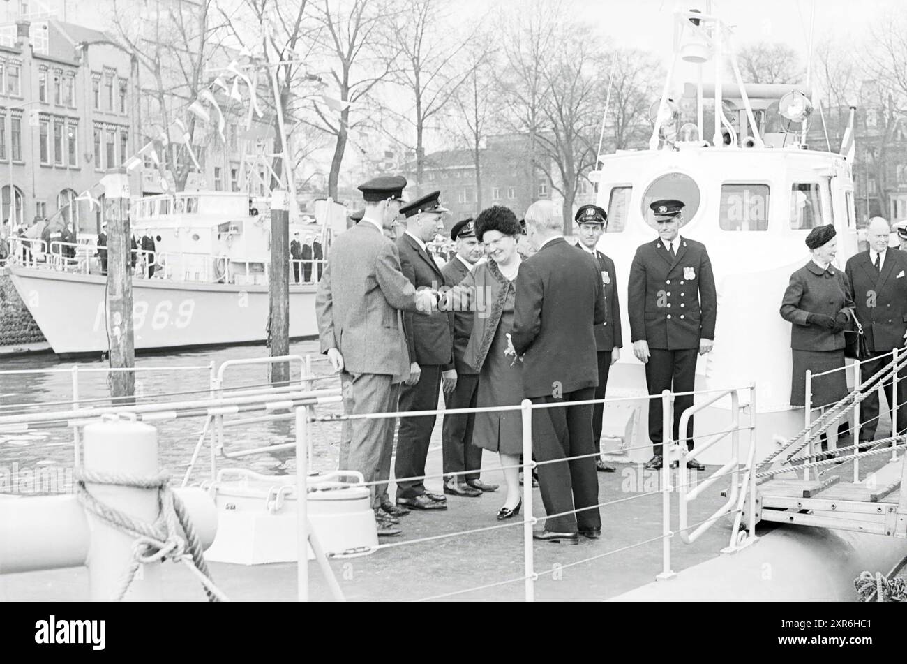 Königin Juliana tauft das Javazee-Motorboot in Erinnerung an die gefallenen Soldaten im Java-Meer im Jahr 1942, Whizgle Dutch News: Historical Images Tailored for the Future. Erkunden Sie die Vergangenheit der Niederlande mit modernen Perspektiven durch Bilder von niederländischen Agenturen. Verbinden der Ereignisse von gestern mit den Erkenntnissen von morgen. Begeben Sie sich auf eine zeitlose Reise mit Geschichten, die unsere Zukunft prägen. Stockfoto