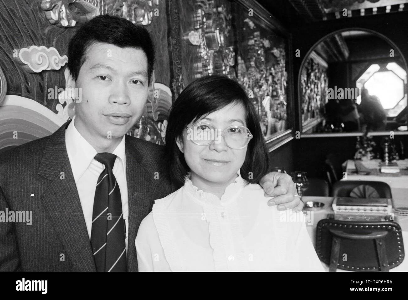 Family Tongs aus Restaurant Beijing, Restaurant, 12-08-1987, Whizgle Dutch News: Historische Bilder für die Zukunft. Erkunden Sie die Vergangenheit der Niederlande mit modernen Perspektiven durch Bilder von niederländischen Agenturen. Verbinden der Ereignisse von gestern mit den Erkenntnissen von morgen. Begeben Sie sich auf eine zeitlose Reise mit Geschichten, die unsere Zukunft prägen. Stockfoto