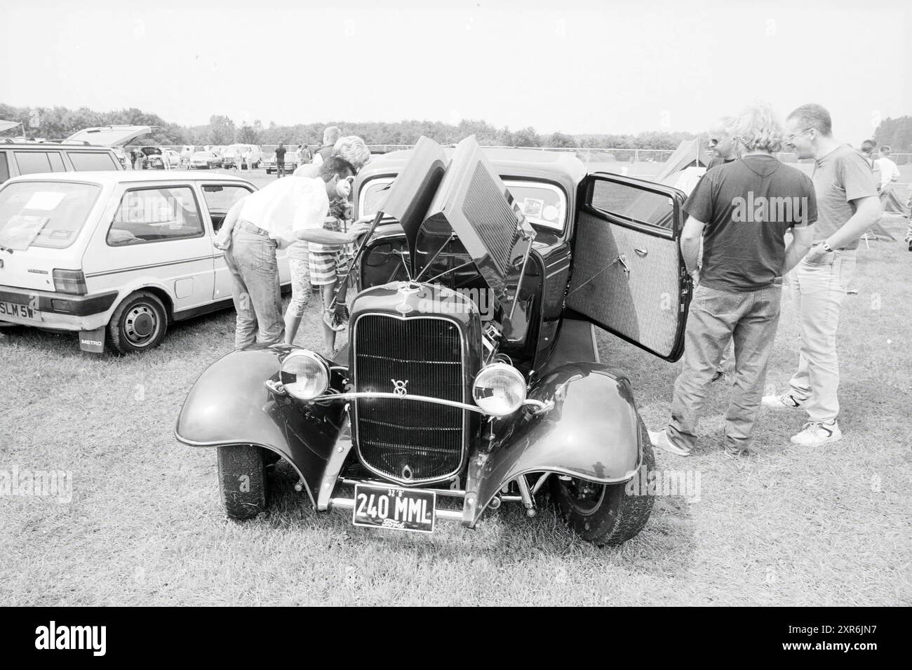 Custom Car Show, Houtrak, Sp'woude, Spaarnwoude, 07-06-1992, Whizgle Dutch News: historische Bilder für die Zukunft. Erkunden Sie die Vergangenheit der Niederlande mit modernen Perspektiven durch Bilder von niederländischen Agenturen. Verbinden der Ereignisse von gestern mit den Erkenntnissen von morgen. Begeben Sie sich auf eine zeitlose Reise mit Geschichten, die unsere Zukunft prägen. Stockfoto