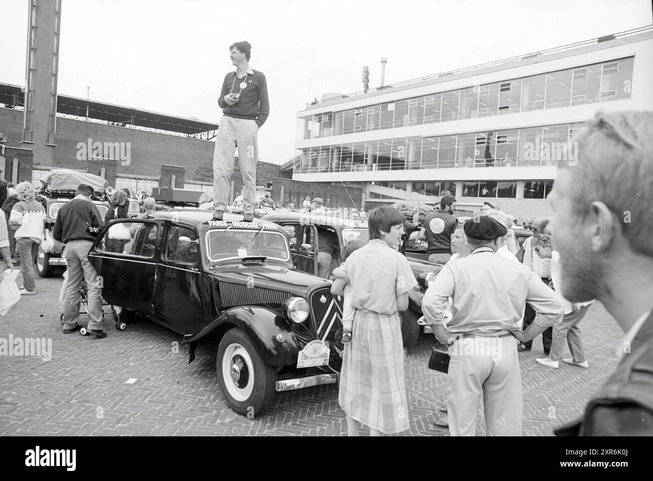 Abfahrt der Rallye Amsterdam - Moskau mit Citroën Traction Avant, von links nach rechts. staatsfinanzsekretär King, russischer Botschafter Beletsky und französischer Botschafter Kémolaria, Amsterdam, Stadionplein, Niederlande, 18-07-1984, Whizgle Dutch News: historische Bilder für die Zukunft. Erkunden Sie die Vergangenheit der Niederlande mit modernen Perspektiven durch Bilder von niederländischen Agenturen. Verbinden der Ereignisse von gestern mit den Erkenntnissen von morgen. Begeben Sie sich auf eine zeitlose Reise mit Geschichten, die unsere Zukunft prägen. Stockfoto