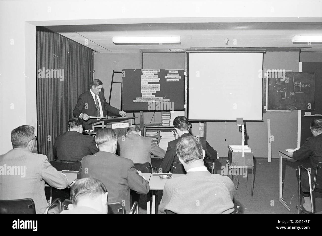 Verkehrsschule Klassenzimmer, Polizei, 04-03-1970, Whizgle Dutch News: Historische Bilder für die Zukunft. Erkunden Sie die Vergangenheit der Niederlande mit modernen Perspektiven durch Bilder von niederländischen Agenturen. Verbinden der Ereignisse von gestern mit den Erkenntnissen von morgen. Begeben Sie sich auf eine zeitlose Reise mit Geschichten, die unsere Zukunft prägen. Stockfoto