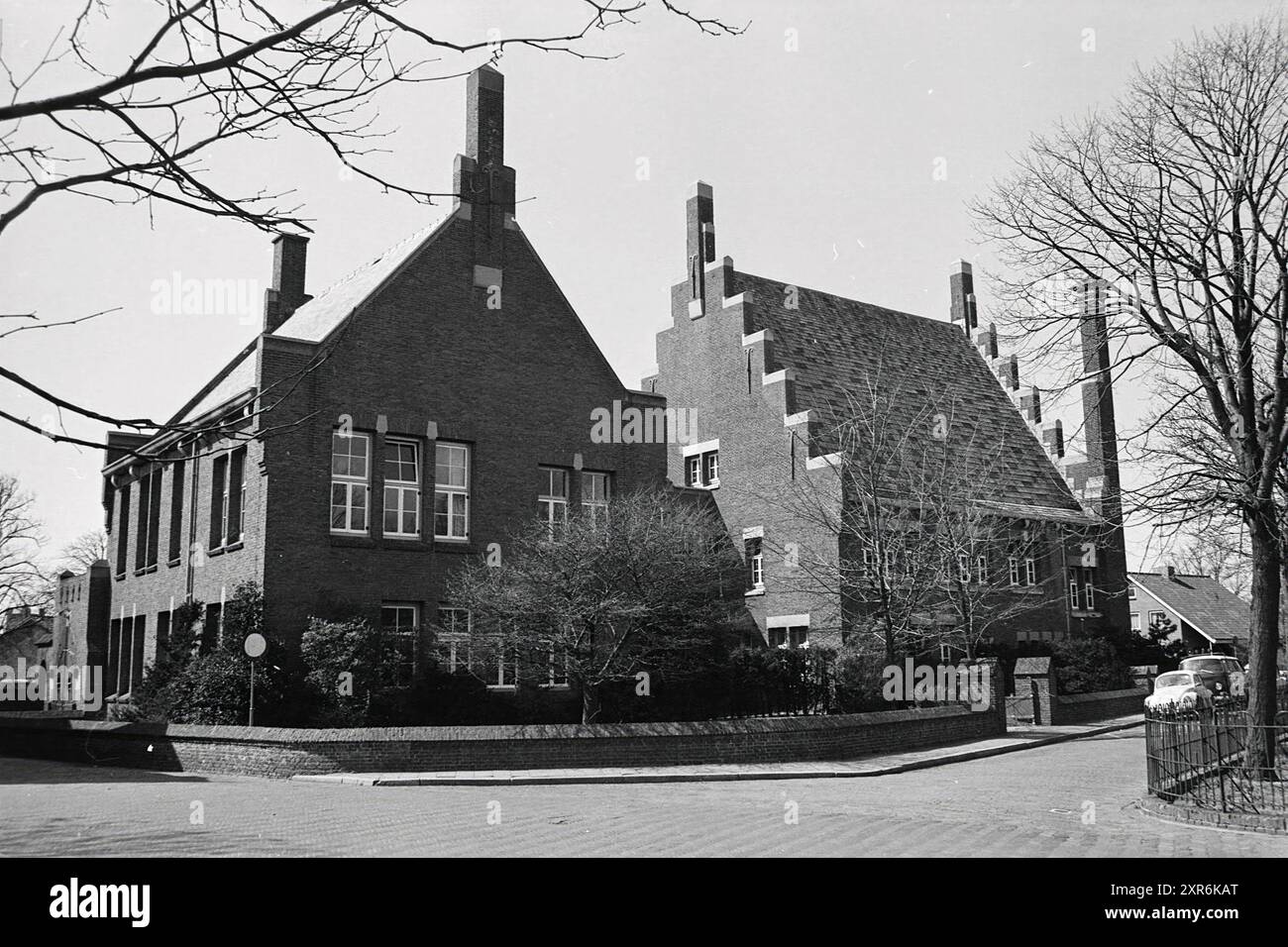 Erw. Noordwijkerhout Rathaus, Noordwijkerhout, Herenweg 4, 20-04-1973, Whizgle Dutch News: Historische Bilder zugeschnitten auf die Zukunft. Erkunden Sie die Vergangenheit der Niederlande mit modernen Perspektiven durch Bilder von niederländischen Agenturen. Verbinden der Ereignisse von gestern mit den Erkenntnissen von morgen. Begeben Sie sich auf eine zeitlose Reise mit Geschichten, die unsere Zukunft prägen. Stockfoto