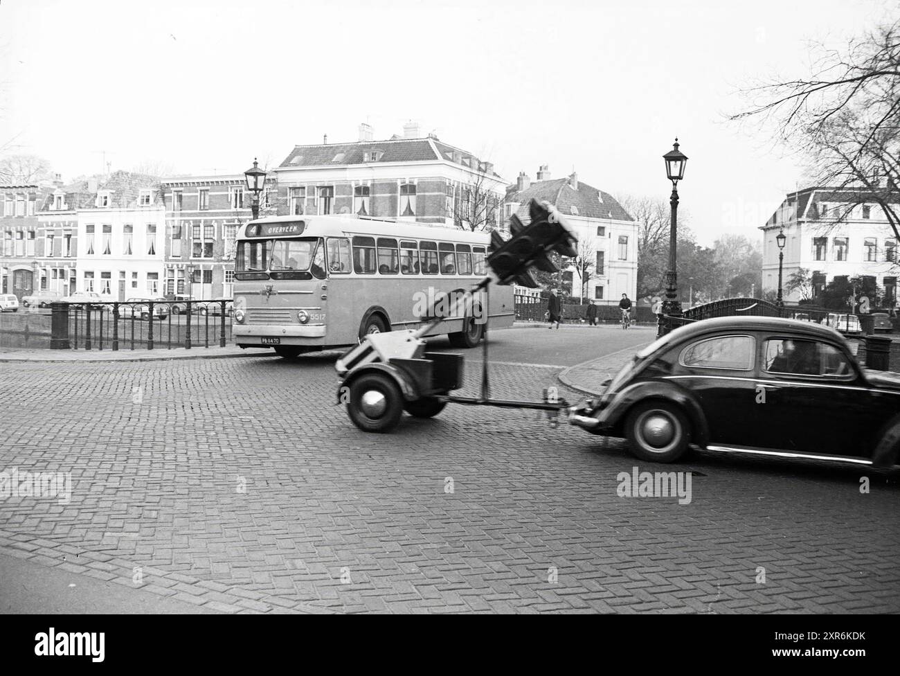 Brücke Nassaulaan Nieuwe Gracht, Verkehr, sicherer Verkehr, Haarlem, Nassaulaan, the Netherlands, 07-11-1963, Whizgle Dutch News: Historical Images Tailored for the Future. Erkunden Sie die Vergangenheit der Niederlande mit modernen Perspektiven durch Bilder von niederländischen Agenturen. Verbinden der Ereignisse von gestern mit den Erkenntnissen von morgen. Begeben Sie sich auf eine zeitlose Reise mit Geschichten, die unsere Zukunft prägen. Stockfoto