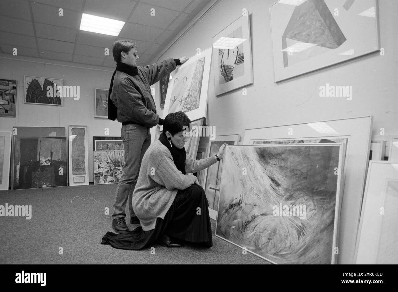 Art Library S.B.K., 12.11.1991, Whizgle Dutch News: Historical Images Tailored for the Future. Erkunden Sie die Vergangenheit der Niederlande mit modernen Perspektiven durch Bilder von niederländischen Agenturen. Verbinden der Ereignisse von gestern mit den Erkenntnissen von morgen. Begeben Sie sich auf eine zeitlose Reise mit Geschichten, die unsere Zukunft prägen. Stockfoto