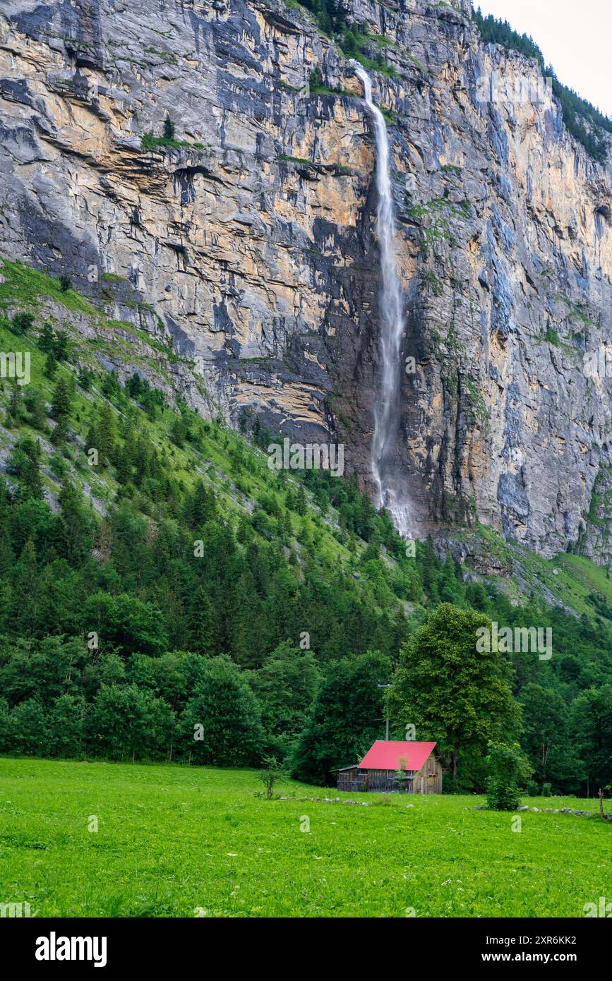 Blick auf den Staubbachwasserfall im Lauterbrunnental in der Schweiz Stockfoto