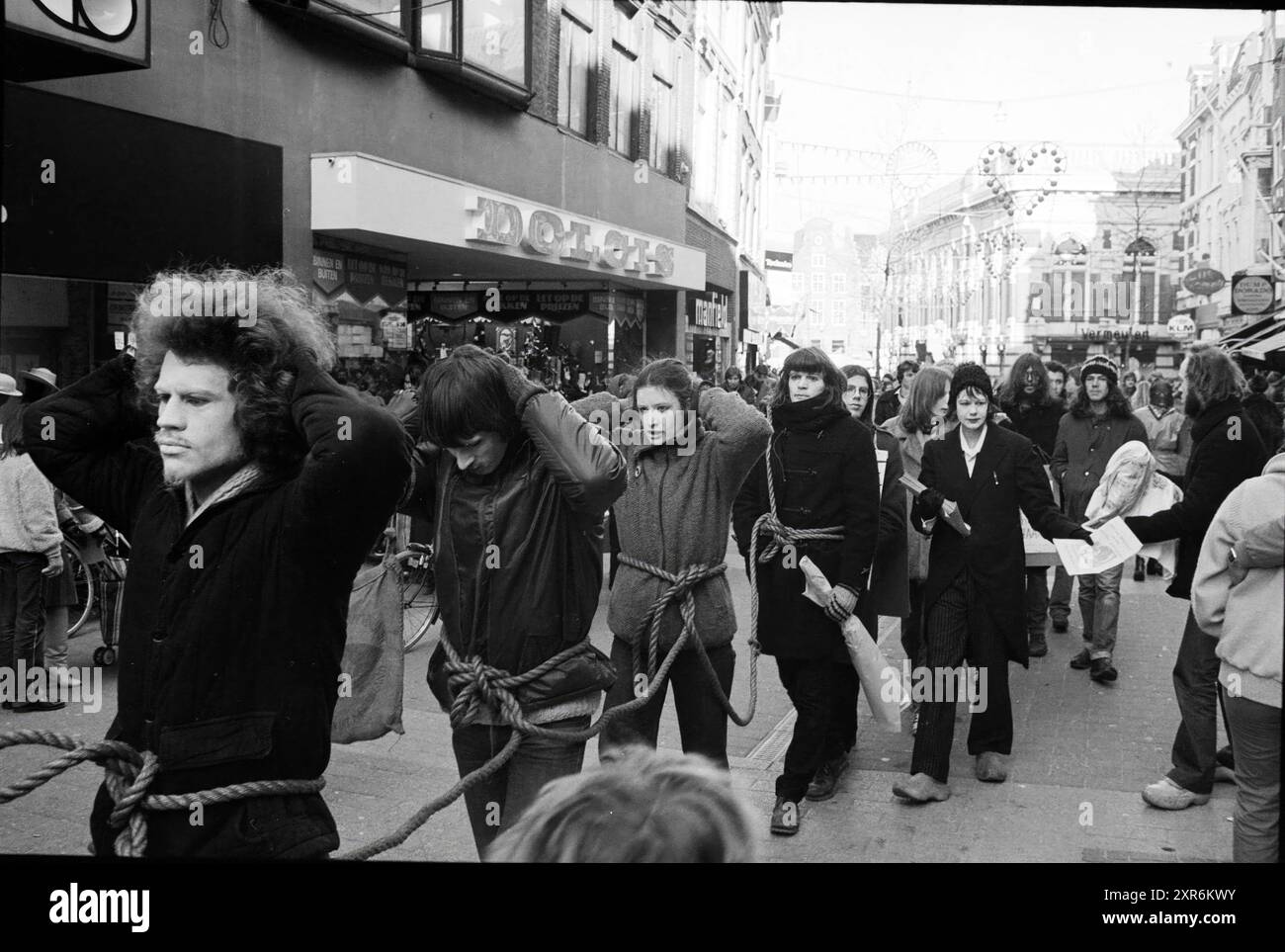 Demonstration Schießpulver zur Verweigerung der Wehrpflicht, Haus der Gefangenschaft, Haarlem, Niederlande, 12-01-1980, Whizgle Dutch News: historische Bilder für die Zukunft. Erkunden Sie die Vergangenheit der Niederlande mit modernen Perspektiven durch Bilder von niederländischen Agenturen. Verbinden der Ereignisse von gestern mit den Erkenntnissen von morgen. Begeben Sie sich auf eine zeitlose Reise mit Geschichten, die unsere Zukunft prägen. Stockfoto