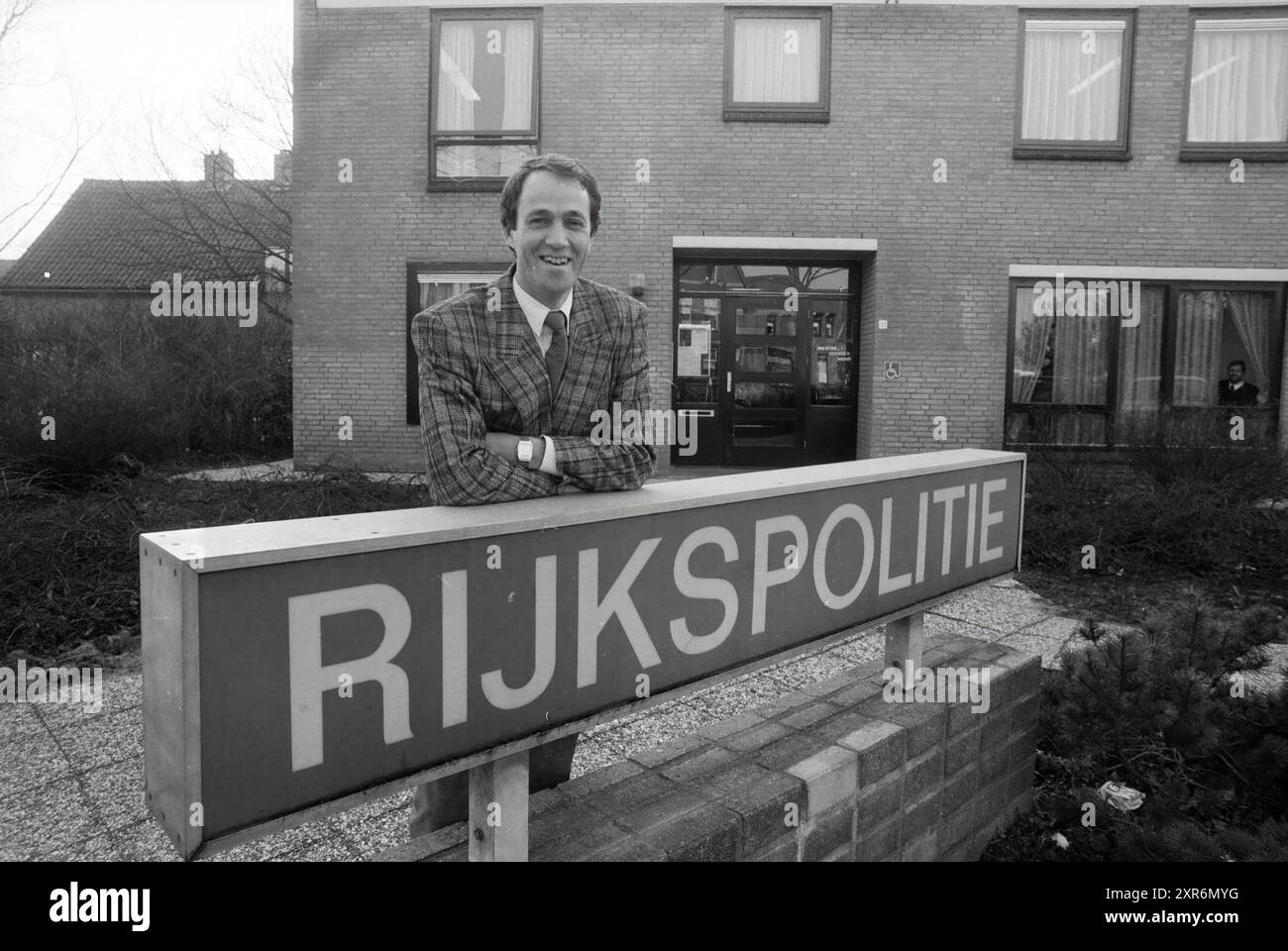 Herr van Oefelen State Police Hillegom, Police, Hillegom, 26-01-1989, Whizgle Dutch News: Historische Bilder zugeschnitten auf die Zukunft. Erkunden Sie die Vergangenheit der Niederlande mit modernen Perspektiven durch Bilder von niederländischen Agenturen. Verbinden der Ereignisse von gestern mit den Erkenntnissen von morgen. Begeben Sie sich auf eine zeitlose Reise mit Geschichten, die unsere Zukunft prägen. Stockfoto