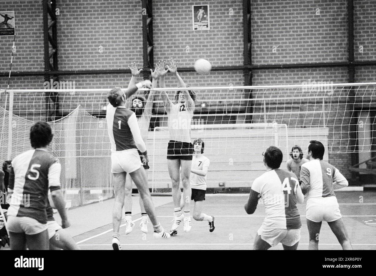 Allides 2 - O.V.R.A. 3, Volleyball, 10.02.1975, Whizgle Dutch News: Historical Images Tailored for the Future. Erkunden Sie die Vergangenheit der Niederlande mit modernen Perspektiven durch Bilder von niederländischen Agenturen. Verbinden der Ereignisse von gestern mit den Erkenntnissen von morgen. Begeben Sie sich auf eine zeitlose Reise mit Geschichten, die unsere Zukunft prägen. Stockfoto