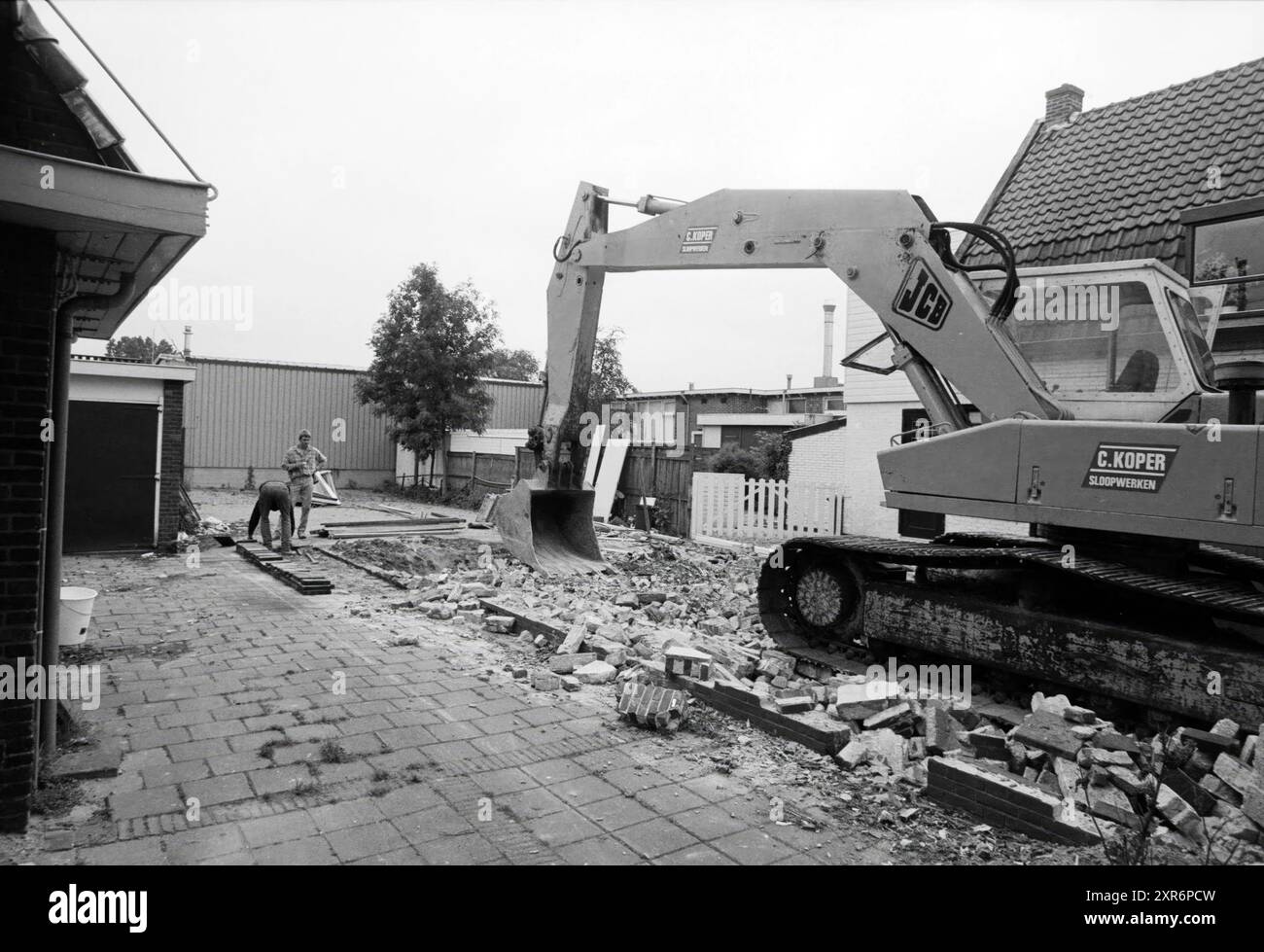 Demlition HD Building Hoofddorp, Hoofddorp, Niederlande, 28-06-1990, Whizgle Dutch News: Historische Bilder zugeschnitten auf die Zukunft. Erkunden Sie die Vergangenheit der Niederlande mit modernen Perspektiven durch Bilder von niederländischen Agenturen. Verbinden der Ereignisse von gestern mit den Erkenntnissen von morgen. Begeben Sie sich auf eine zeitlose Reise mit Geschichten, die unsere Zukunft prägen. Stockfoto