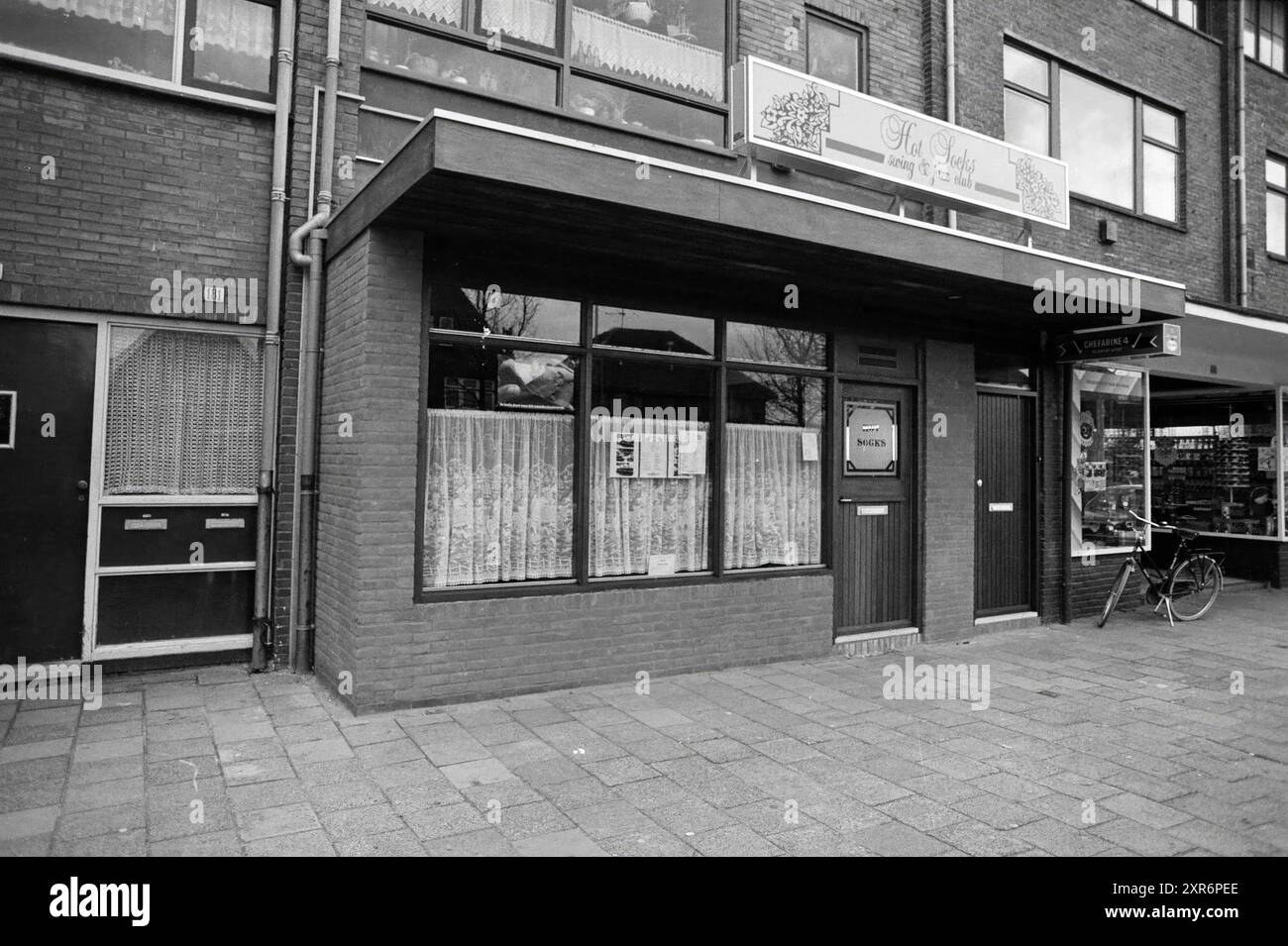 Außenansicht des Swing- und Jazzclubs Hot Socks, Velsen, 00-00-1982, Whizgle Dutch News: Historische Bilder für die Zukunft. Erkunden Sie die Vergangenheit der Niederlande mit modernen Perspektiven durch Bilder von niederländischen Agenturen. Verbinden der Ereignisse von gestern mit den Erkenntnissen von morgen. Begeben Sie sich auf eine zeitlose Reise mit Geschichten, die unsere Zukunft prägen. Stockfoto