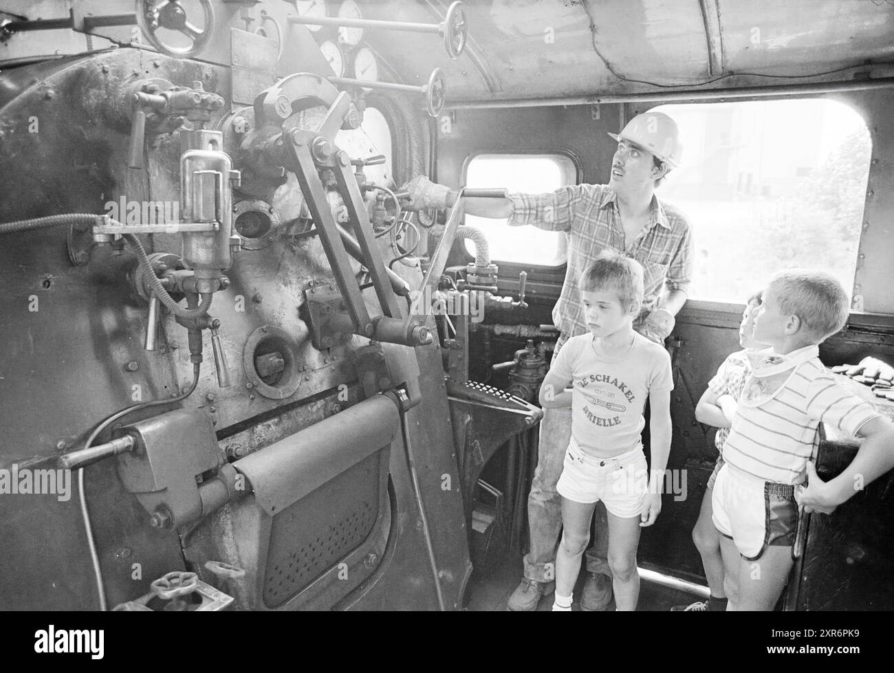 Dampfeisenfahrt mit der Lokomotive „Tom“ auf der Hoogovens-Strecke, 00-00-1982, Whizgle Dutch News: Historische Bilder zugeschnitten auf die Zukunft. Erkunden Sie die Vergangenheit der Niederlande mit modernen Perspektiven durch Bilder von niederländischen Agenturen. Verbinden der Ereignisse von gestern mit den Erkenntnissen von morgen. Begeben Sie sich auf eine zeitlose Reise mit Geschichten, die unsere Zukunft prägen. Stockfoto