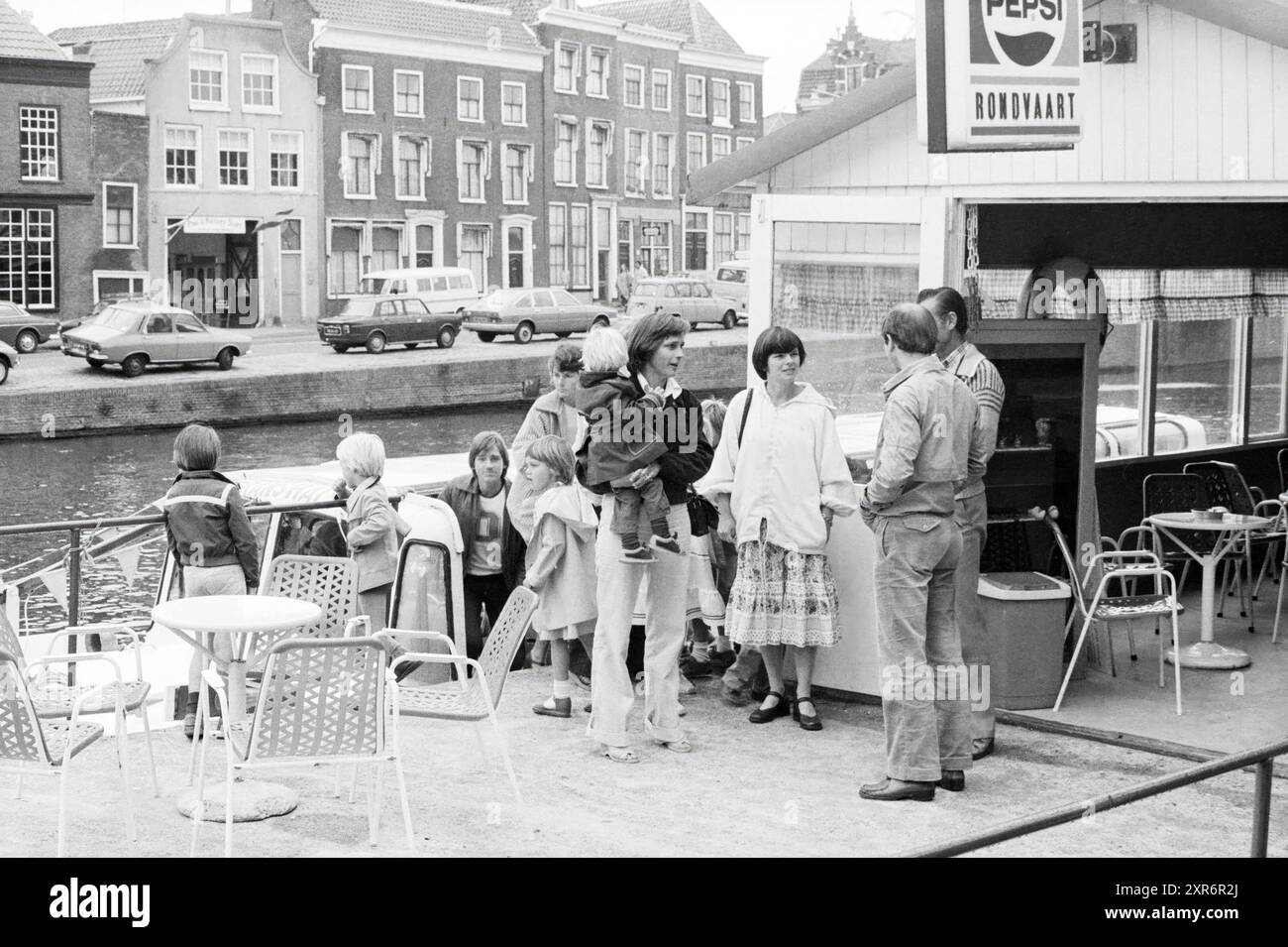 Touristen in Haarlem einschließlich Kreuzfahrt, Tourismus, Touristen, Haarlem, Niederlande, 17-08-1979, Whizgle Dutch News: Historical Images Tailored for the Future. Erkunden Sie die Vergangenheit der Niederlande mit modernen Perspektiven durch Bilder von niederländischen Agenturen. Verbinden der Ereignisse von gestern mit den Erkenntnissen von morgen. Begeben Sie sich auf eine zeitlose Reise mit Geschichten, die unsere Zukunft prägen. Stockfoto