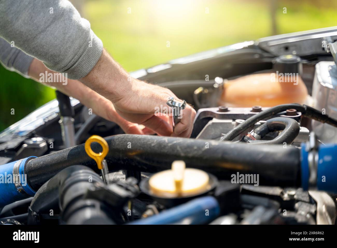 Mechaniker arbeiten am Motor eines Rennwagens Stockfoto