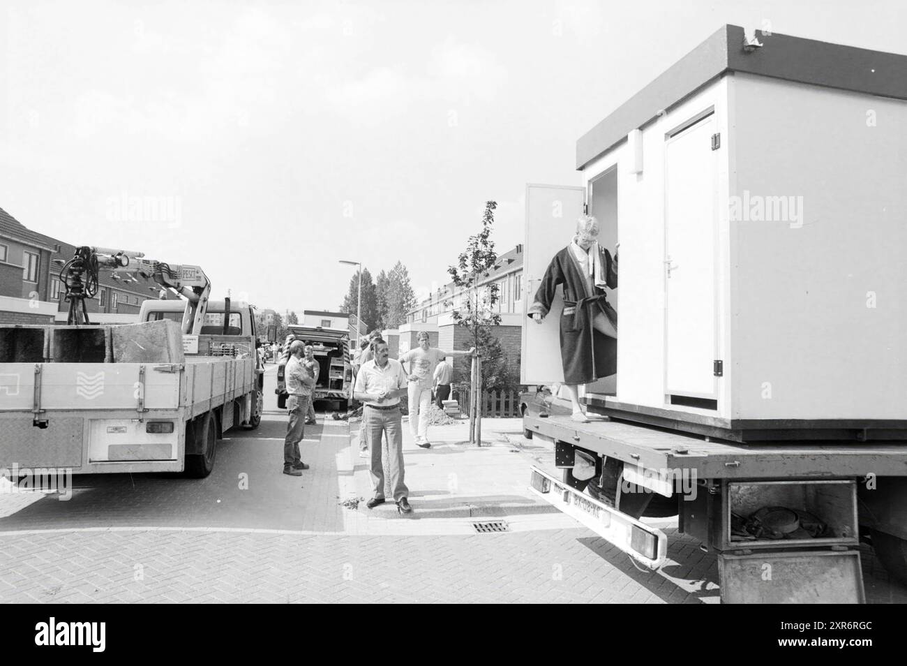 Installation von Duschkabinen Kalorama, Hoofddorp, 12-08-1987, Whizgle Dutch News: Historische Bilder zugeschnitten auf die Zukunft. Erkunden Sie die Vergangenheit der Niederlande mit modernen Perspektiven durch Bilder von niederländischen Agenturen. Verbinden der Ereignisse von gestern mit den Erkenntnissen von morgen. Begeben Sie sich auf eine zeitlose Reise mit Geschichten, die unsere Zukunft prägen. Stockfoto