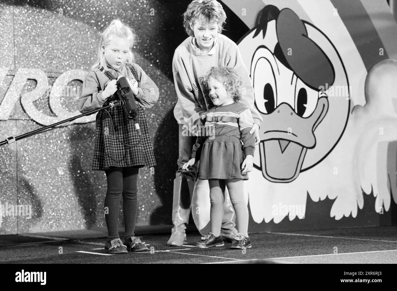 Das TV-Programm wird von der AVRO mit Auftritten von zwei Mädchen fortgesetzt, Whizgle Dutch News: Historical Images Tailored for the Future. Erkunden Sie die Vergangenheit der Niederlande mit modernen Perspektiven durch Bilder von niederländischen Agenturen. Verbinden der Ereignisse von gestern mit den Erkenntnissen von morgen. Begeben Sie sich auf eine zeitlose Reise mit Geschichten, die unsere Zukunft prägen. Stockfoto