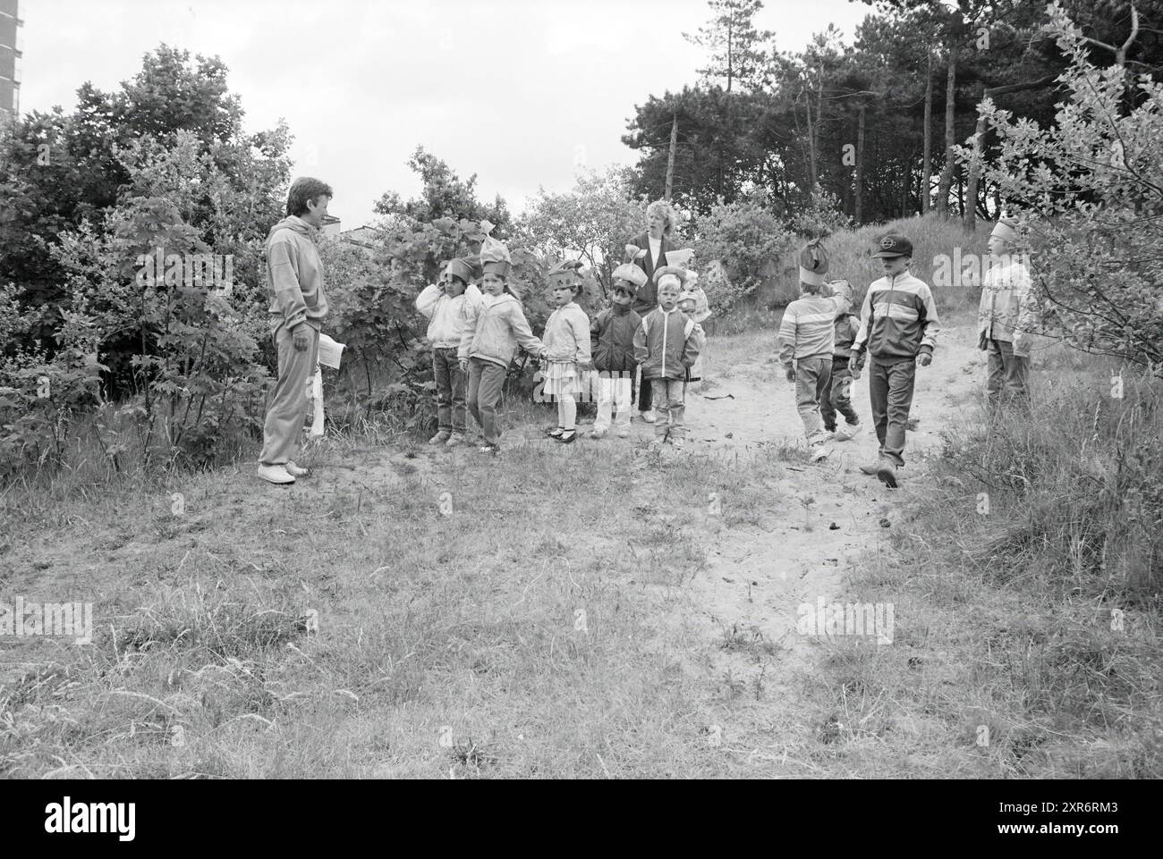 Schnitzeljagd Dennekopschool, Schulen, 30-05-1989, Whizgle Dutch News: Historical Images Tailored for the Future. Erkunden Sie die Vergangenheit der Niederlande mit modernen Perspektiven durch Bilder von niederländischen Agenturen. Verbinden der Ereignisse von gestern mit den Erkenntnissen von morgen. Begeben Sie sich auf eine zeitlose Reise mit Geschichten, die unsere Zukunft prägen. Stockfoto