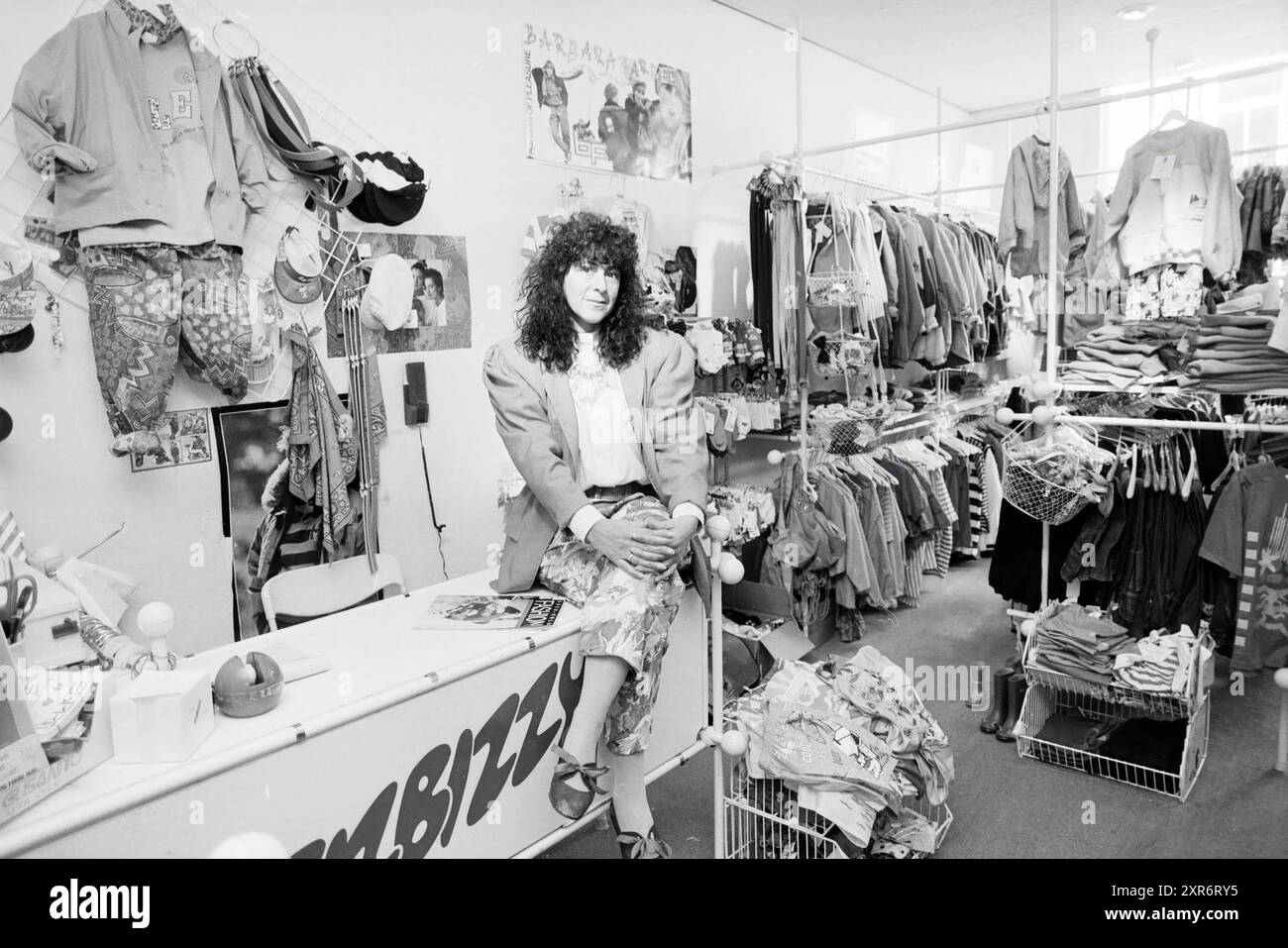 Kindermode Bizbizzy Bloemendaalseweg, Geschäfte und Kioske, Bloemendaal, Bloemendaalseweg, 11-05-1989, Whizgle Dutch News: historische Bilder für die Zukunft. Erkunden Sie die Vergangenheit der Niederlande mit modernen Perspektiven durch Bilder von niederländischen Agenturen. Verbinden der Ereignisse von gestern mit den Erkenntnissen von morgen. Begeben Sie sich auf eine zeitlose Reise mit Geschichten, die unsere Zukunft prägen. Stockfoto