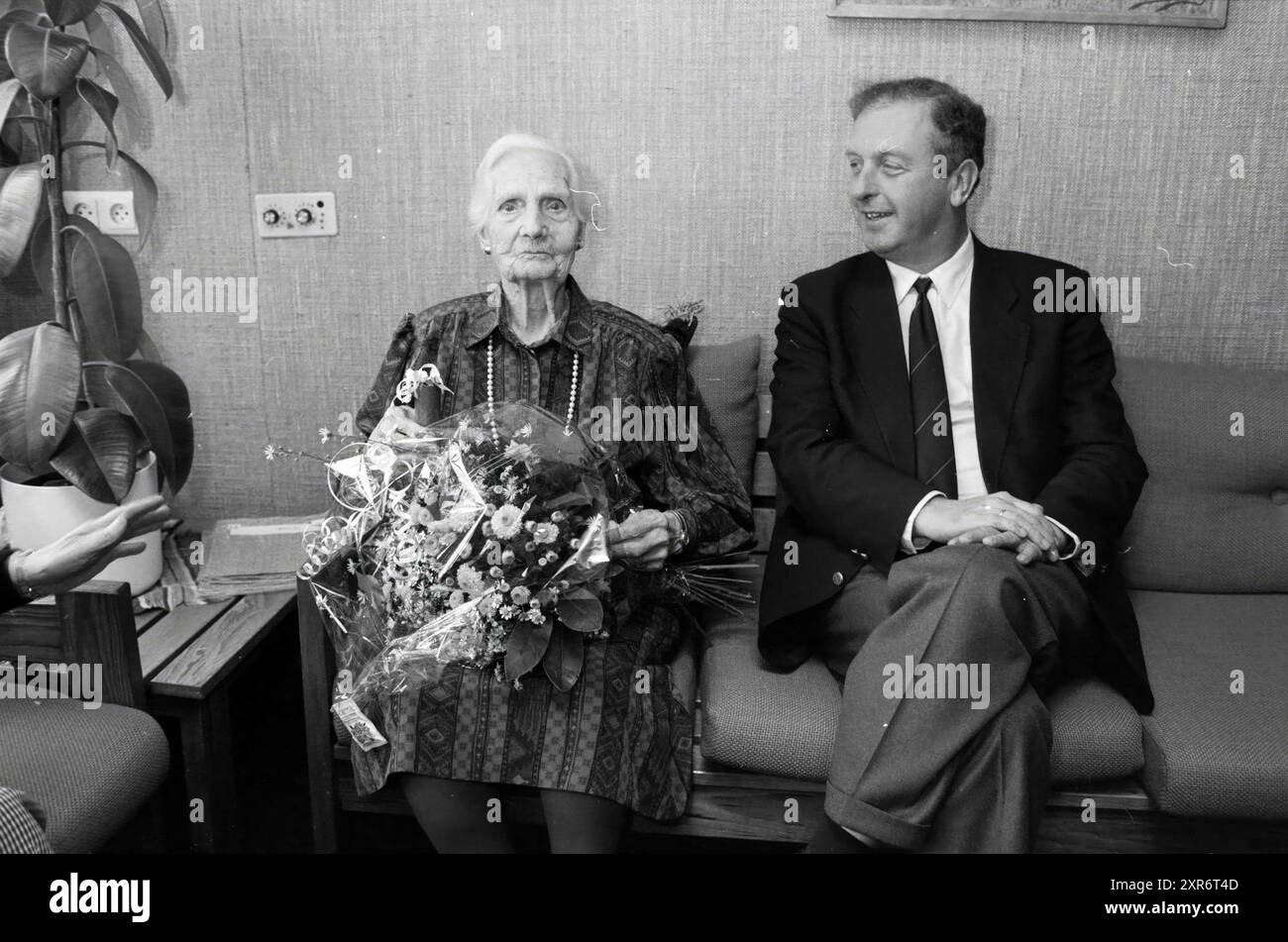 Mrs. Demmers 101 Jahre Ter Hagen Haus, hundertjährige, 100 Jahre, 10-11-1988, Whizgle Dutch News: Historische Bilder zugeschnitten auf die Zukunft. Erkunden Sie die Vergangenheit der Niederlande mit modernen Perspektiven durch Bilder von niederländischen Agenturen. Verbinden der Ereignisse von gestern mit den Erkenntnissen von morgen. Begeben Sie sich auf eine zeitlose Reise mit Geschichten, die unsere Zukunft prägen. Stockfoto