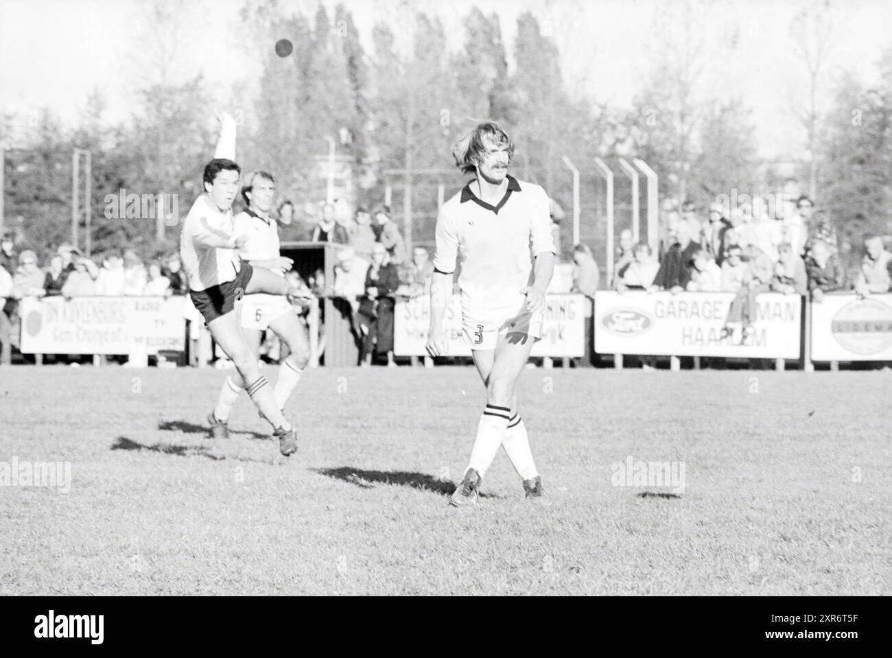 Amateur Football Match (TYBB Field), 20.-11-1979, Whizgle Dutch News: Historische Bilder für die Zukunft. Erkunden Sie die Vergangenheit der Niederlande mit modernen Perspektiven durch Bilder von niederländischen Agenturen. Verbinden der Ereignisse von gestern mit den Erkenntnissen von morgen. Begeben Sie sich auf eine zeitlose Reise mit Geschichten, die unsere Zukunft prägen. Stockfoto