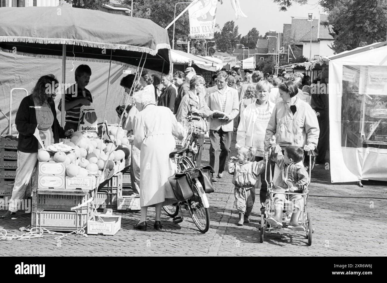 Veemarkt, Valkenburgerweg, H'stede, Markt, Heemstede, Valkenburgerplein, Niederlande, 02-08-1989, Whizgle Dutch News: Historical Images Tailored for the Future. Erkunden Sie die Vergangenheit der Niederlande mit modernen Perspektiven durch Bilder von niederländischen Agenturen. Verbinden der Ereignisse von gestern mit den Erkenntnissen von morgen. Begeben Sie sich auf eine zeitlose Reise mit Geschichten, die unsere Zukunft prägen. Stockfoto
