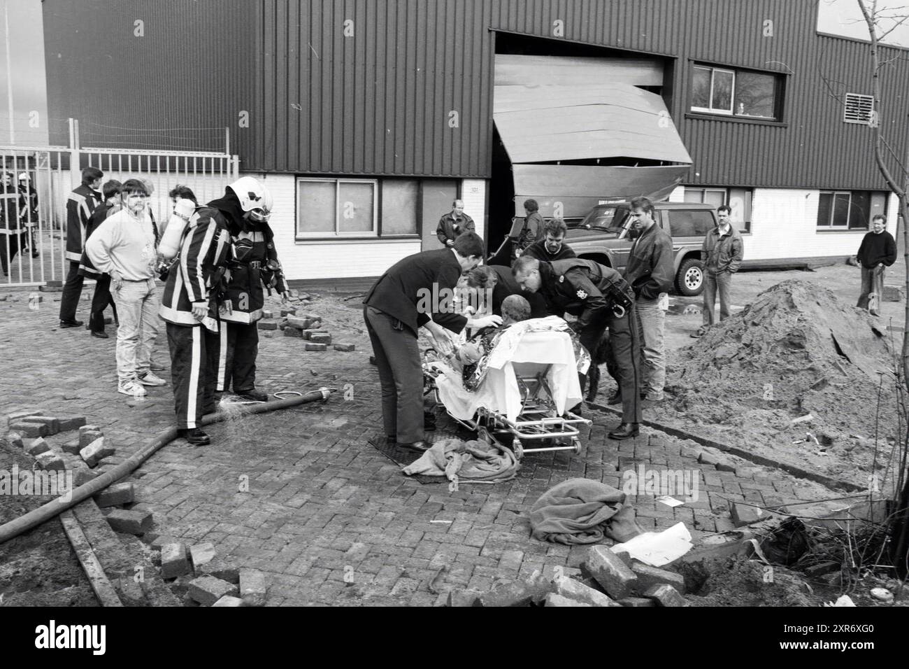 Explosion in Oudeweg 101, Haarlem, Oudeweg, Niederlande, 25-03-1992, Whizgle Dutch News: historische Bilder für die Zukunft. Erkunden Sie die Vergangenheit der Niederlande mit modernen Perspektiven durch Bilder von niederländischen Agenturen. Verbinden der Ereignisse von gestern mit den Erkenntnissen von morgen. Begeben Sie sich auf eine zeitlose Reise mit Geschichten, die unsere Zukunft prägen. Stockfoto