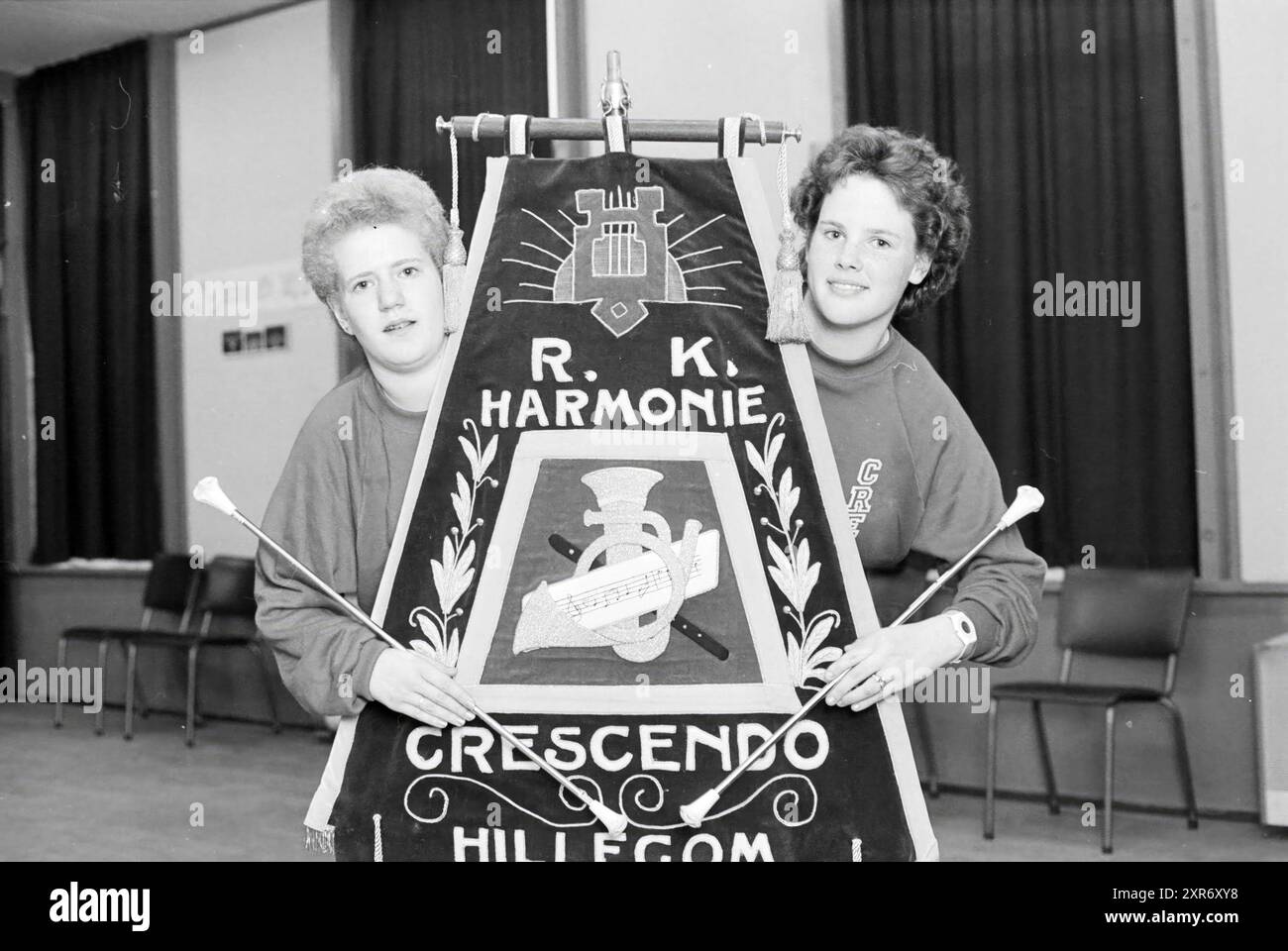 2 Majorette-Musikband Crescendo, Music, People, 19-04-1988, Whizgle Dutch News: Historische Bilder zugeschnitten auf die Zukunft. Erkunden Sie die Vergangenheit der Niederlande mit modernen Perspektiven durch Bilder von niederländischen Agenturen. Verbinden der Ereignisse von gestern mit den Erkenntnissen von morgen. Begeben Sie sich auf eine zeitlose Reise mit Geschichten, die unsere Zukunft prägen. Stockfoto