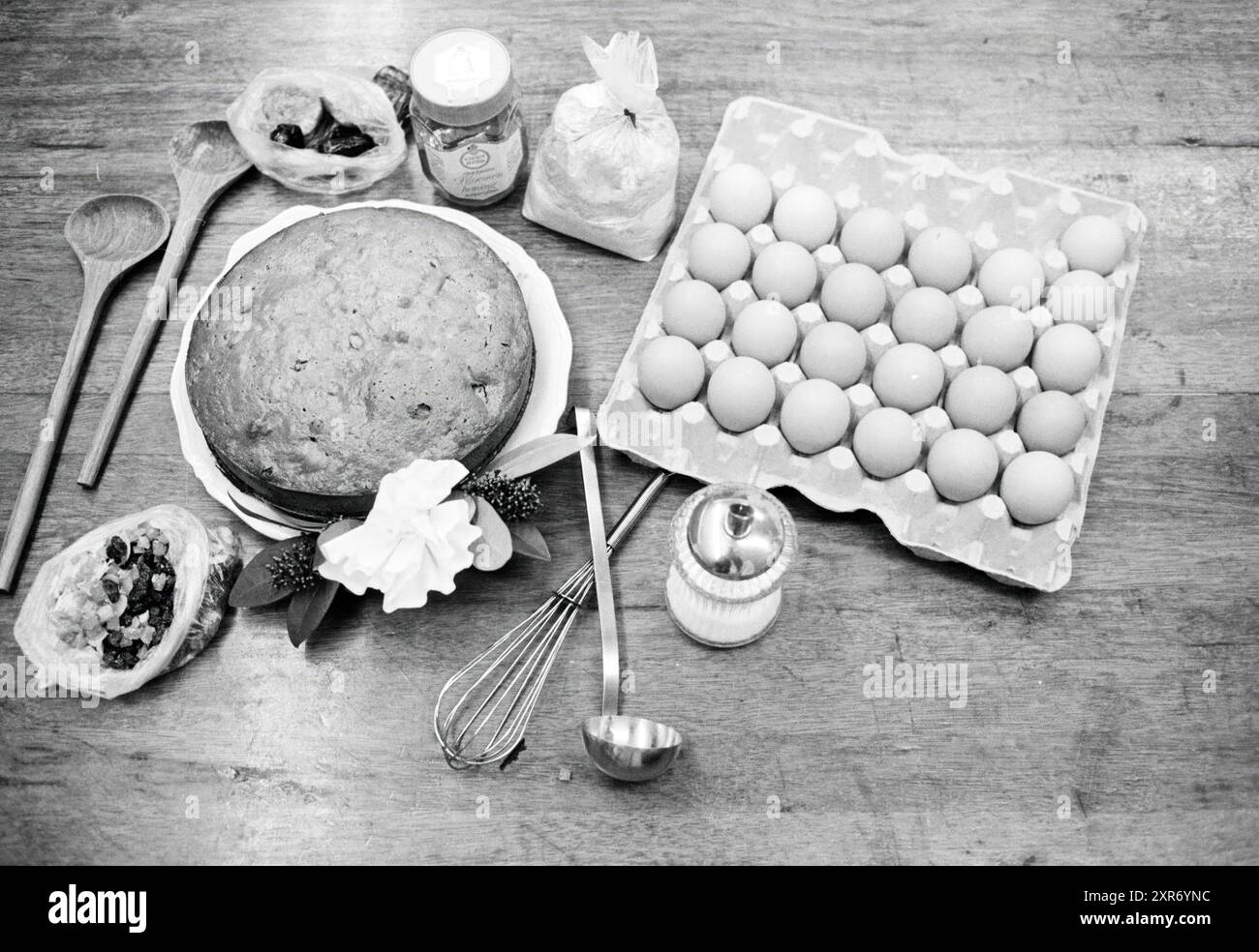 Christmas Cake, Heemstede, Niederlande, 25-11-1992, Whizgle Dutch News: Historische Bilder für die Zukunft. Erkunden Sie die Vergangenheit der Niederlande mit modernen Perspektiven durch Bilder von niederländischen Agenturen. Verbinden der Ereignisse von gestern mit den Erkenntnissen von morgen. Begeben Sie sich auf eine zeitlose Reise mit Geschichten, die unsere Zukunft prägen. Stockfoto