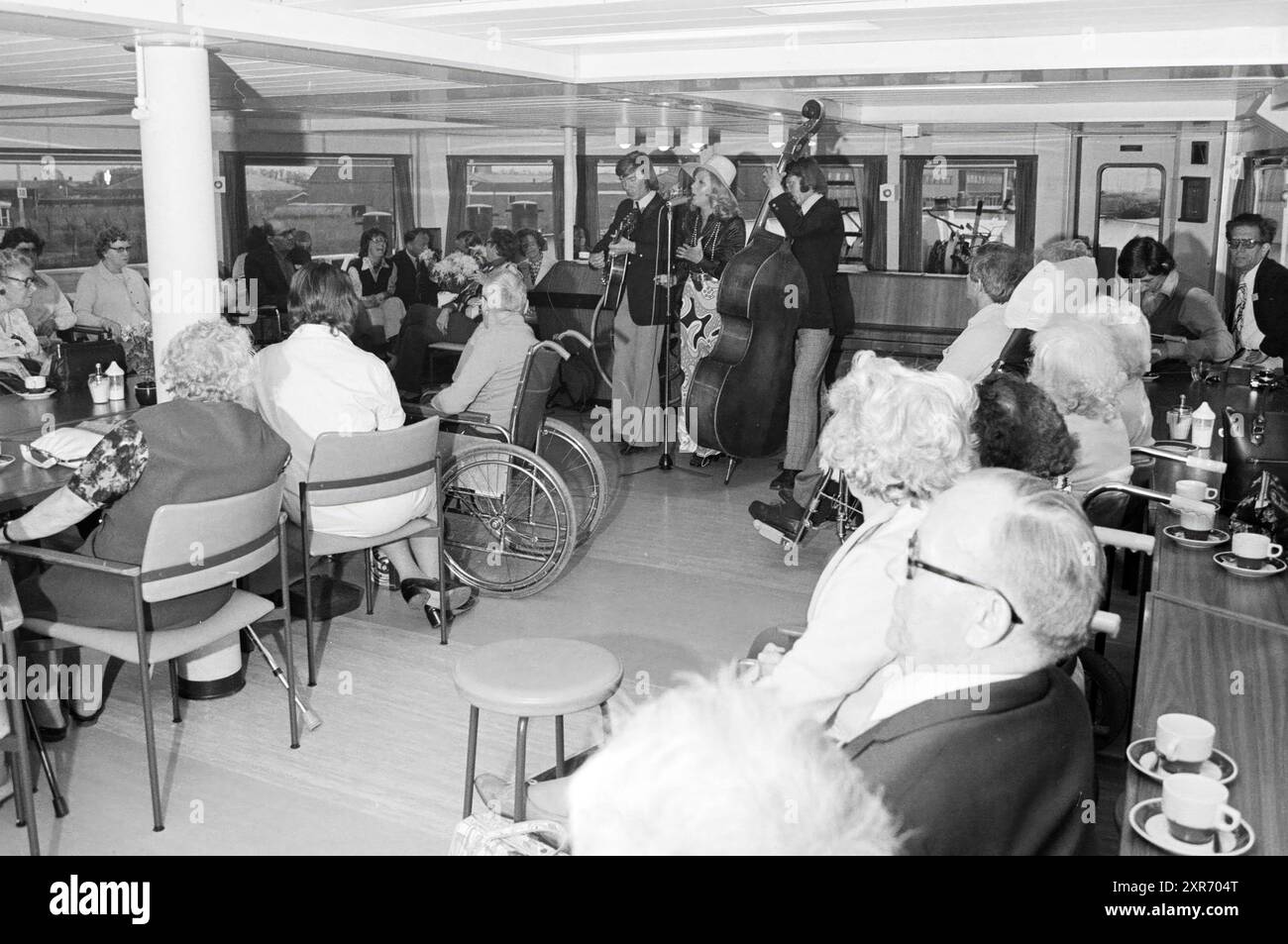 Performance by the Shepherds at the Henry Dunant., Musik, 19. April 1974, Whizgle Dutch News: Historical Images Tailored for the Future. Erkunden Sie die Vergangenheit der Niederlande mit modernen Perspektiven durch Bilder von niederländischen Agenturen. Verbinden der Ereignisse von gestern mit den Erkenntnissen von morgen. Begeben Sie sich auf eine zeitlose Reise mit Geschichten, die unsere Zukunft prägen. Stockfoto