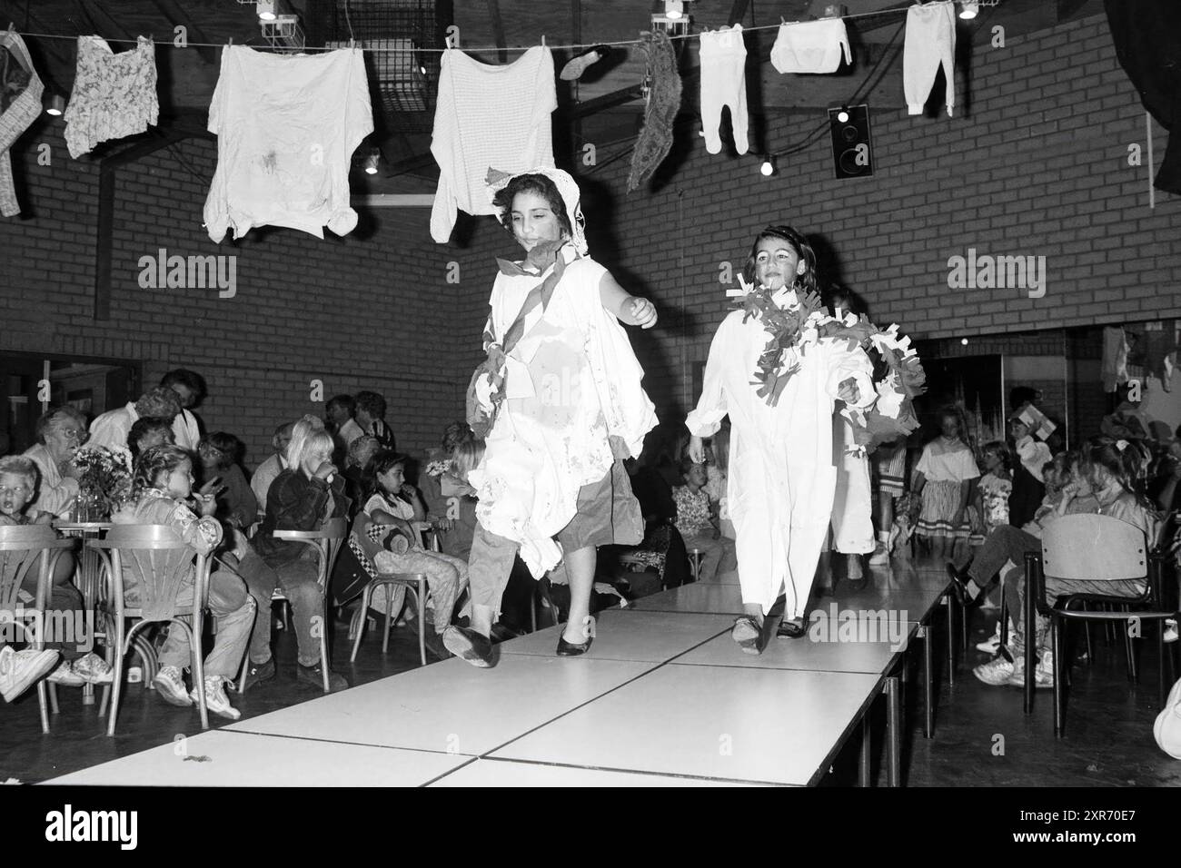 Kinderbekleidung auf dem Laufsteg, 00-09-1991, Whizgle Dutch News: Historische Bilder für die Zukunft. Erkunden Sie die Vergangenheit der Niederlande mit modernen Perspektiven durch Bilder von niederländischen Agenturen. Verbinden der Ereignisse von gestern mit den Erkenntnissen von morgen. Begeben Sie sich auf eine zeitlose Reise mit Geschichten, die unsere Zukunft prägen. Stockfoto