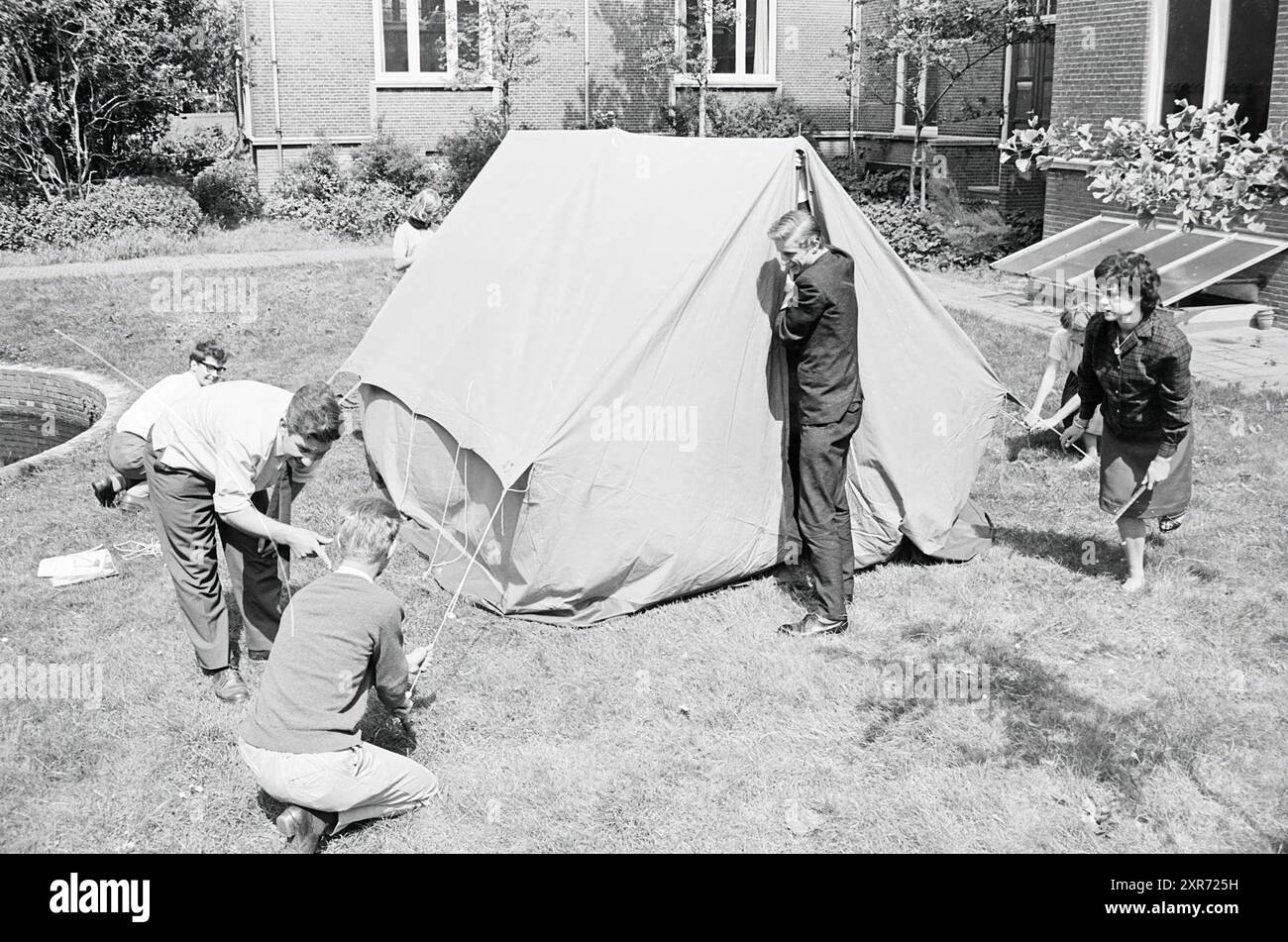 Aufbau eines Zeltes in der Kweekschool auf der Leidsevaart, Demonstration, Haarlem, Leidsevaart, Niederlande, 11-07-1963, Whizgle Dutch News: Historical Images Tailored for the Future. Erkunden Sie die Vergangenheit der Niederlande mit modernen Perspektiven durch Bilder von niederländischen Agenturen. Verbinden der Ereignisse von gestern mit den Erkenntnissen von morgen. Begeben Sie sich auf eine zeitlose Reise mit Geschichten, die unsere Zukunft prägen. Stockfoto
