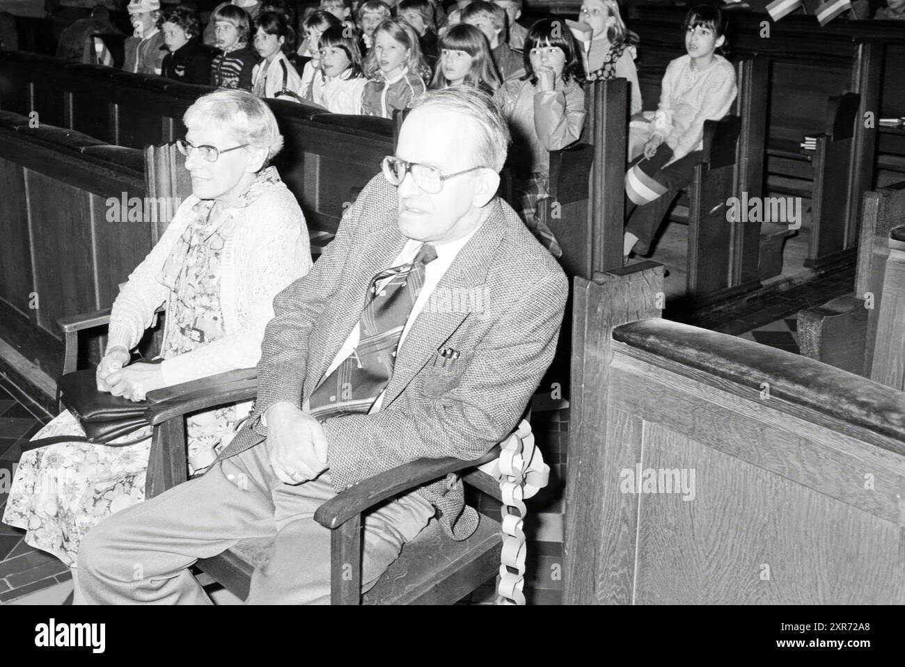 Schuldirektor-Jubiläumsfeier in H. Hartkerk, Jubiläum, Jubiläum, Personenbildung, 10-05-1979, Whizgle Dutch News: historische Bilder für die Zukunft. Erkunden Sie die Vergangenheit der Niederlande mit modernen Perspektiven durch Bilder von niederländischen Agenturen. Verbinden der Ereignisse von gestern mit den Erkenntnissen von morgen. Begeben Sie sich auf eine zeitlose Reise mit Geschichten, die unsere Zukunft prägen. Stockfoto