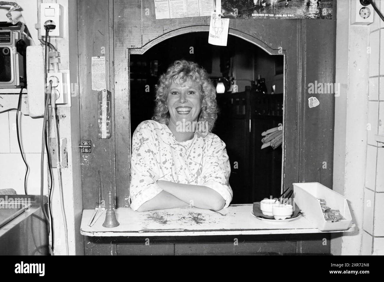 Koch [von] de Drie Konijntjes, Cooking, Restaurant, 12-08-1987, Whizgle Dutch News: Historische Bilder zugeschnitten auf die Zukunft. Erkunden Sie die Vergangenheit der Niederlande mit modernen Perspektiven durch Bilder von niederländischen Agenturen. Verbinden der Ereignisse von gestern mit den Erkenntnissen von morgen. Begeben Sie sich auf eine zeitlose Reise mit Geschichten, die unsere Zukunft prägen. Stockfoto