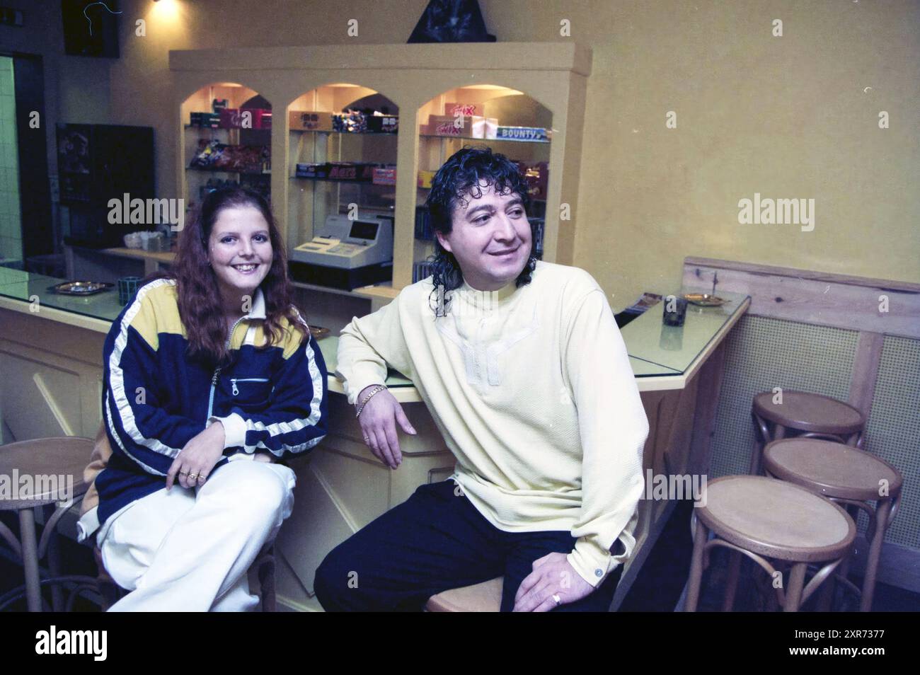 Coffeeshop Joe Cool, IJmuiden, IJmuiden, Niederlande, 28-10-1998, Whizgle Dutch News: historische Bilder für die Zukunft. Erkunden Sie die Vergangenheit der Niederlande mit modernen Perspektiven durch Bilder von niederländischen Agenturen. Verbinden der Ereignisse von gestern mit den Erkenntnissen von morgen. Begeben Sie sich auf eine zeitlose Reise mit Geschichten, die unsere Zukunft prägen. Stockfoto