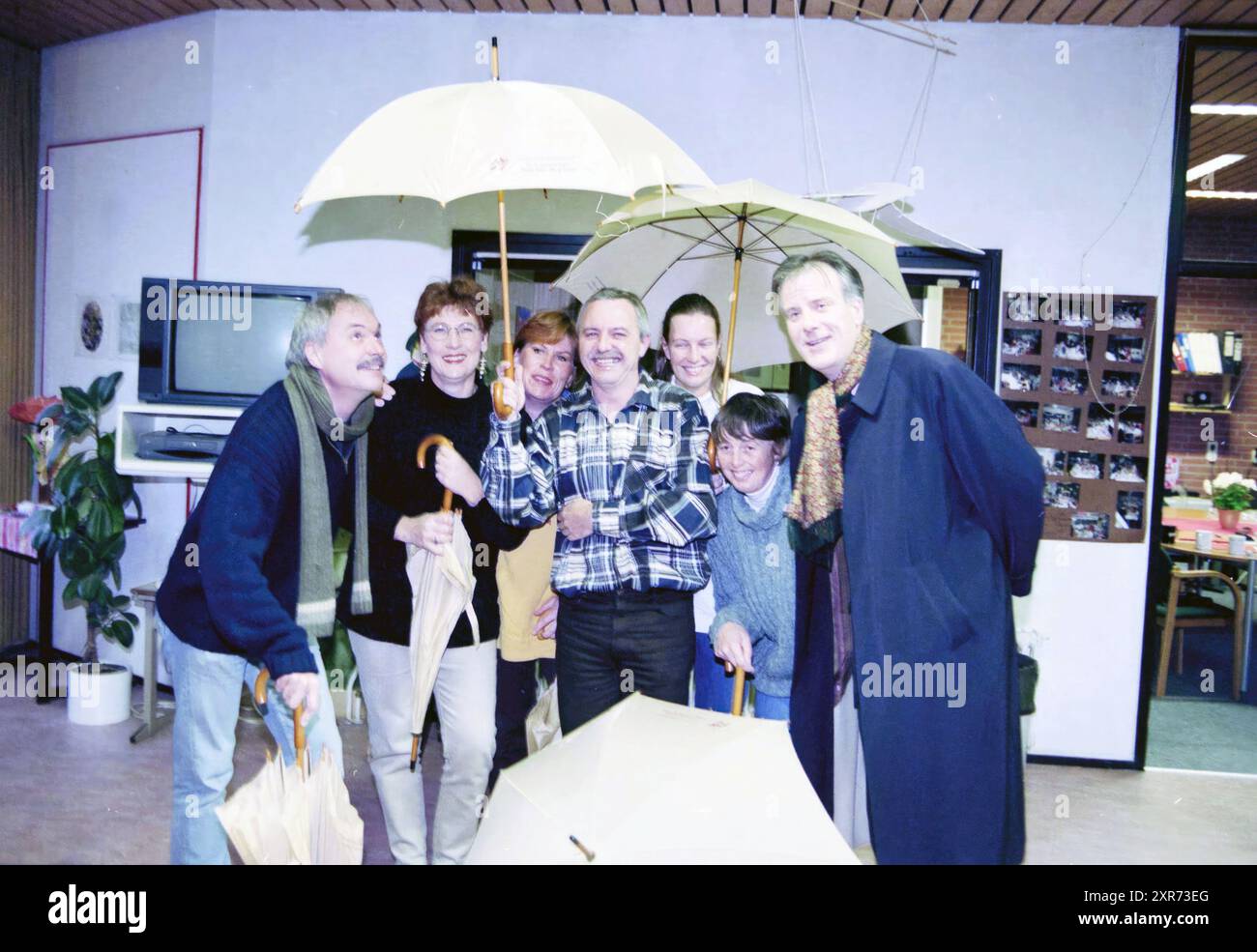 Teacher's Day, Dik Tromschool Hoofddorp, Hoofddorp, Wormerstraat, Niederlande, 18-11-1997, Whizgle Dutch News: historische Bilder für die Zukunft. Erkunden Sie die Vergangenheit der Niederlande mit modernen Perspektiven durch Bilder von niederländischen Agenturen. Verbinden der Ereignisse von gestern mit den Erkenntnissen von morgen. Begeben Sie sich auf eine zeitlose Reise mit Geschichten, die unsere Zukunft prägen. Stockfoto