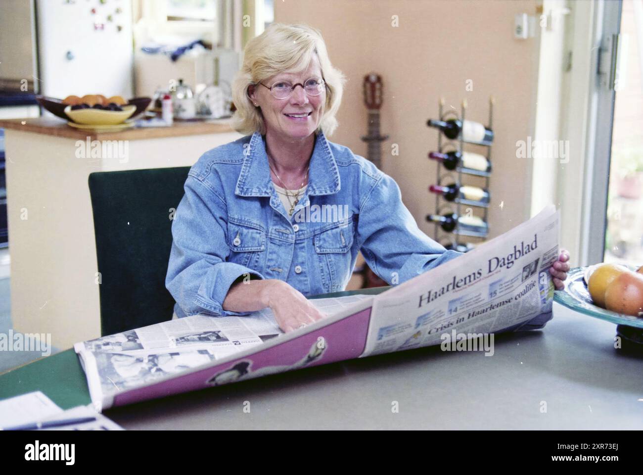 Truus de Wilde mit Haarlems Dagblad, Haarlem, Niederlande, 21-07-1999, Whizgle Dutch News: Historical Images Tailored for the Future. Erkunden Sie die Vergangenheit der Niederlande mit modernen Perspektiven durch Bilder von niederländischen Agenturen. Verbinden der Ereignisse von gestern mit den Erkenntnissen von morgen. Begeben Sie sich auf eine zeitlose Reise mit Geschichten, die unsere Zukunft prägen. Stockfoto