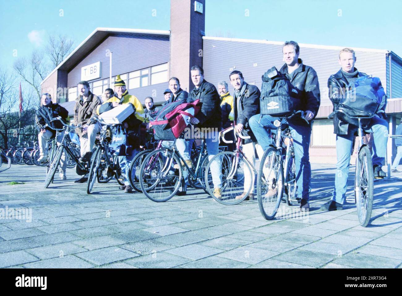 Erstes Team TYBB auf dem Fahrrad, H'lem, Haarlem, Niederlande, 19-12-1998, Whizgle Dutch News: historische Bilder für die Zukunft. Erkunden Sie die Vergangenheit der Niederlande mit modernen Perspektiven durch Bilder von niederländischen Agenturen. Verbinden der Ereignisse von gestern mit den Erkenntnissen von morgen. Begeben Sie sich auf eine zeitlose Reise mit Geschichten, die unsere Zukunft prägen. Stockfoto