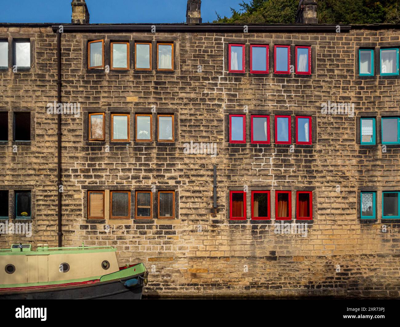 Eine Reihe von Reihenhäusern mit Blick auf den Fluss Calder und die Hebden Bridge. West Yorkshire, Großbritannien Stockfoto