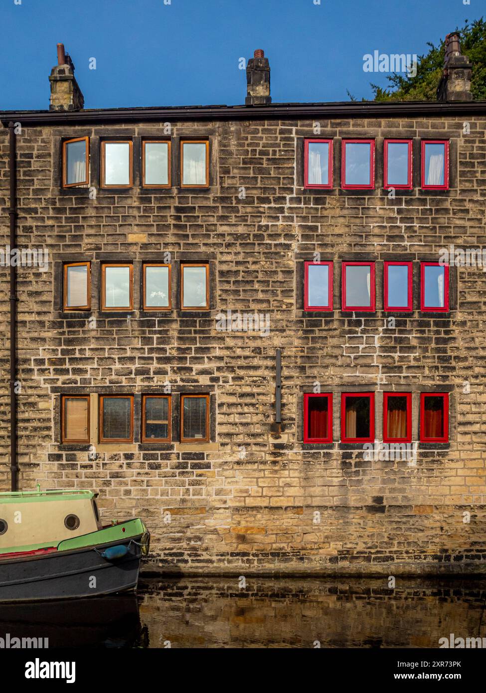 Eine Reihe von Reihenhäusern mit Blick auf den Fluss Calder und die Hebden Bridge. West Yorkshire, Großbritannien Stockfoto